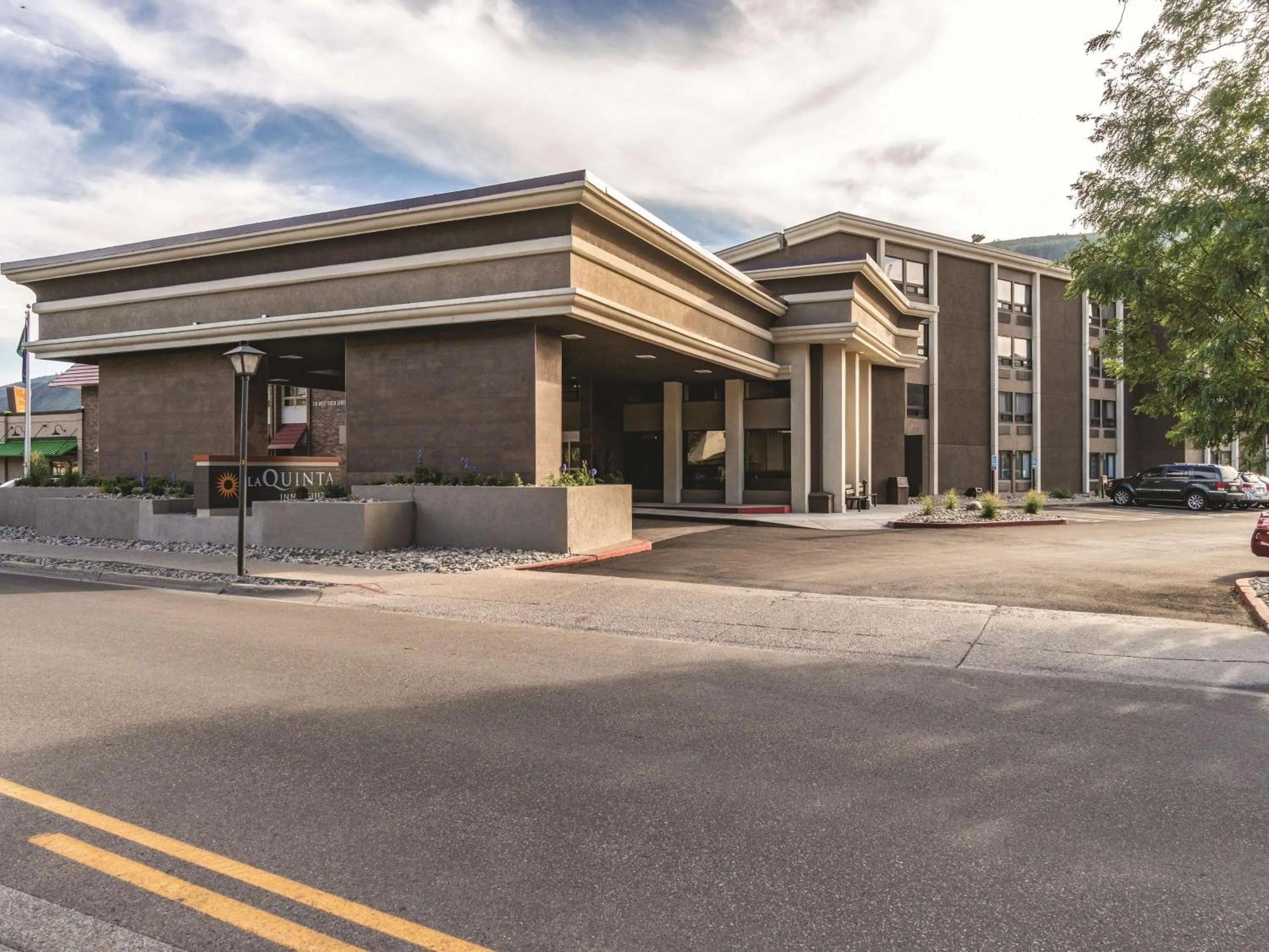 Property building in La Quinta by Wyndham Glenwood Springs