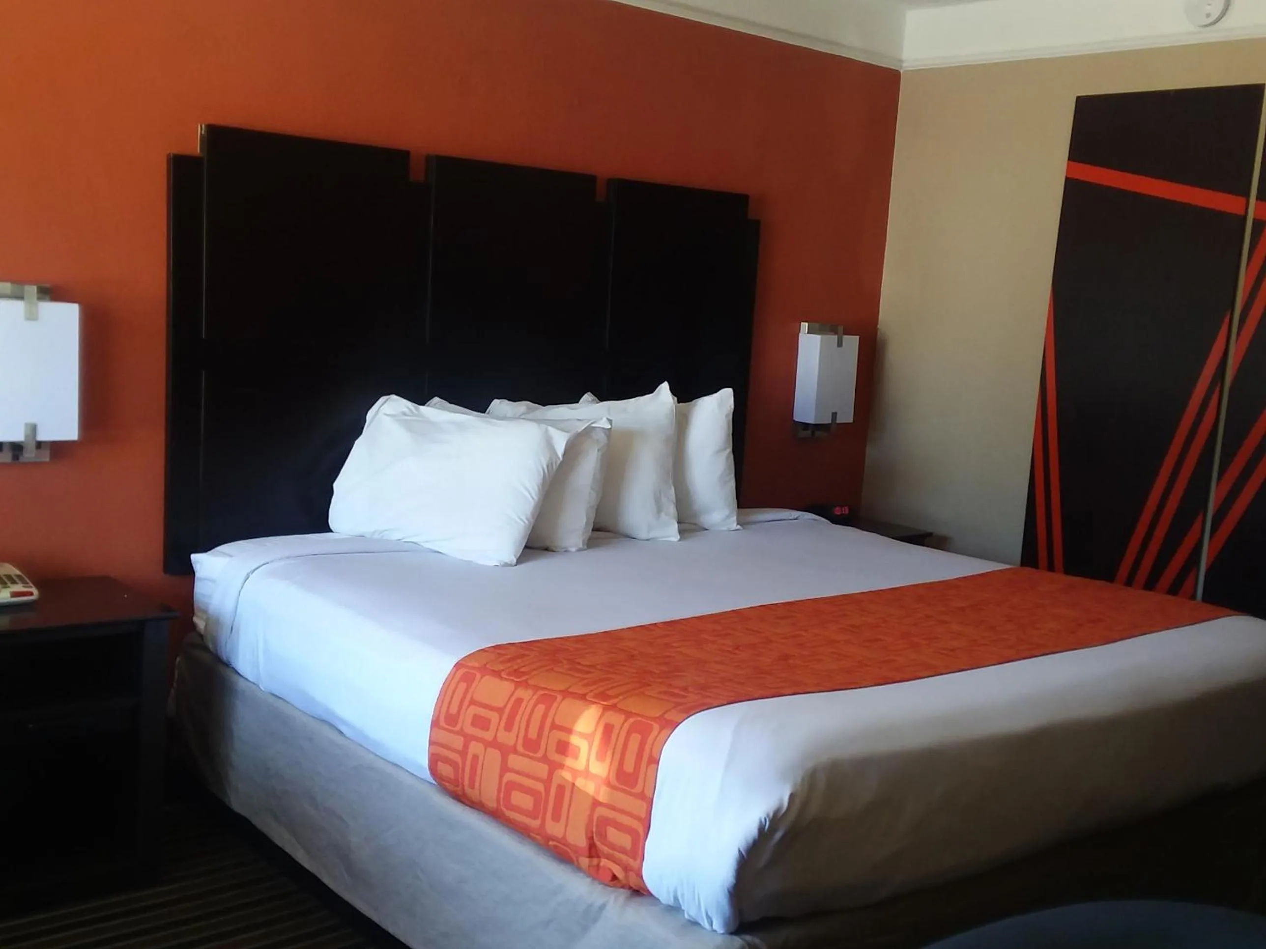Guests, Bed in Howard Johnson by Wyndham Historic Lake Charles