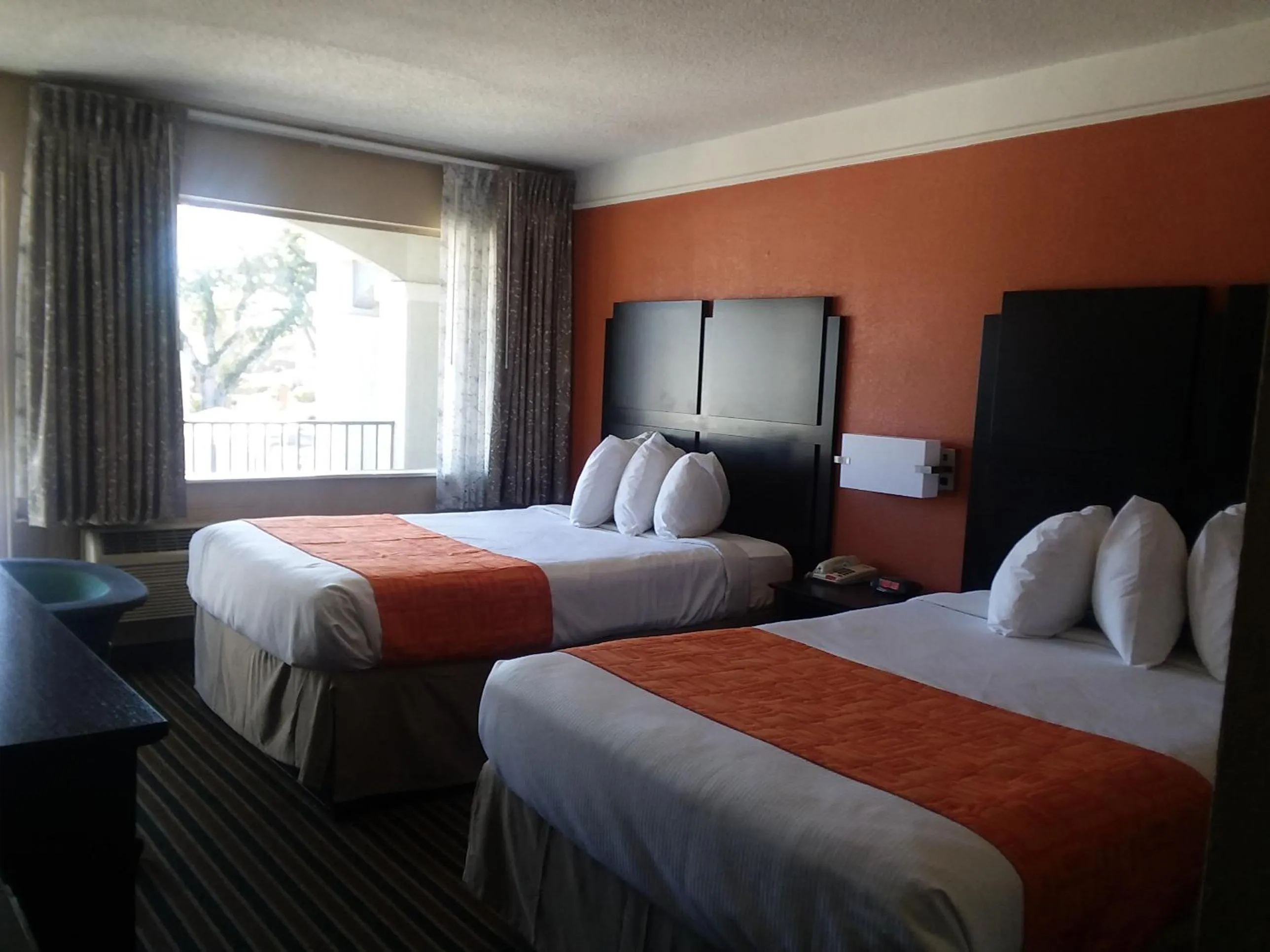 Guests, Bed in Howard Johnson by Wyndham Historic Lake Charles