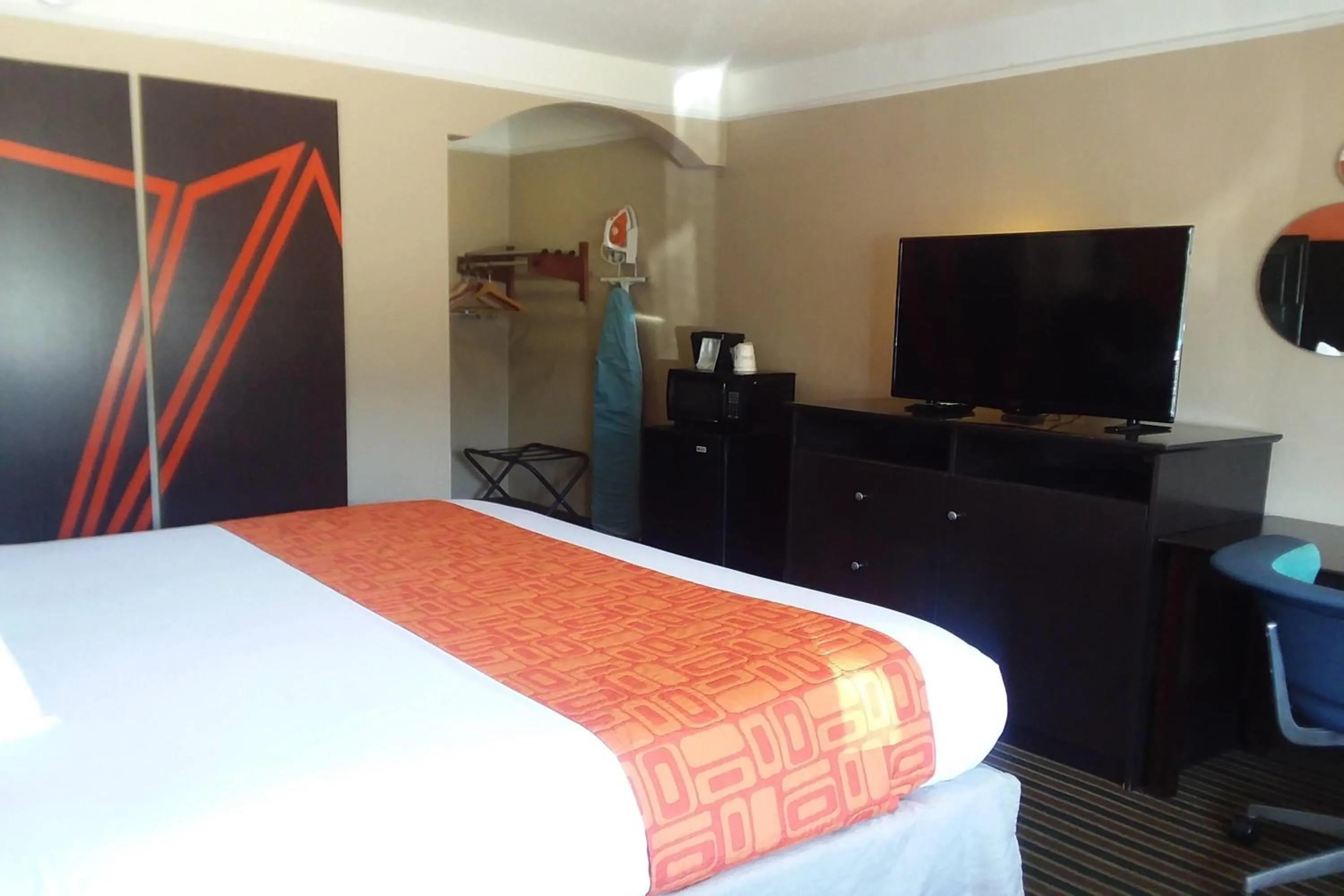 Photo of the whole room, Bed in Howard Johnson by Wyndham Historic Lake Charles