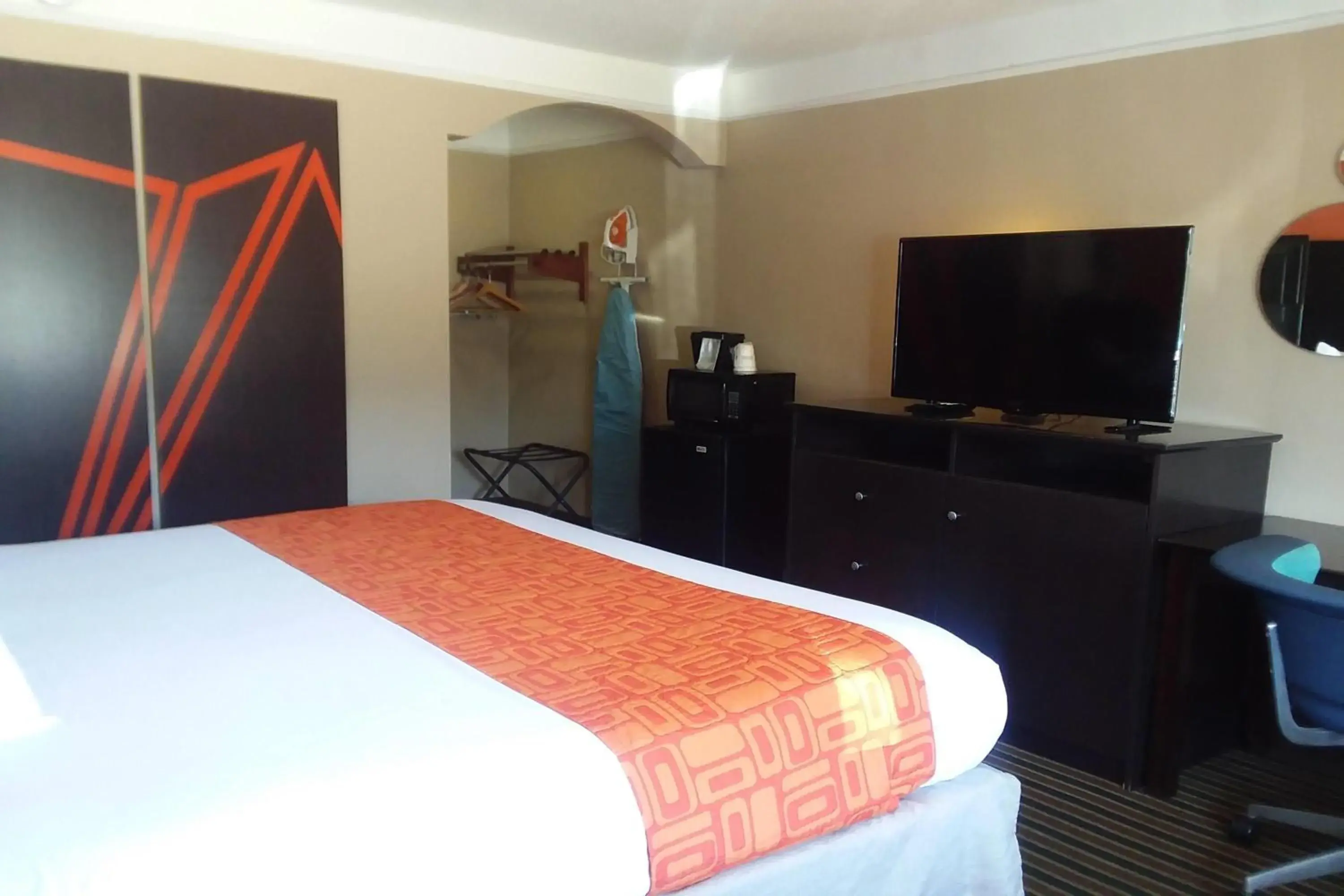 King Room- Non-Smoking in Howard Johnson by Wyndham Historic Lake Charles King Room- Non-Smoking in Howard Johnson by Wyndham Historic Lake Charles