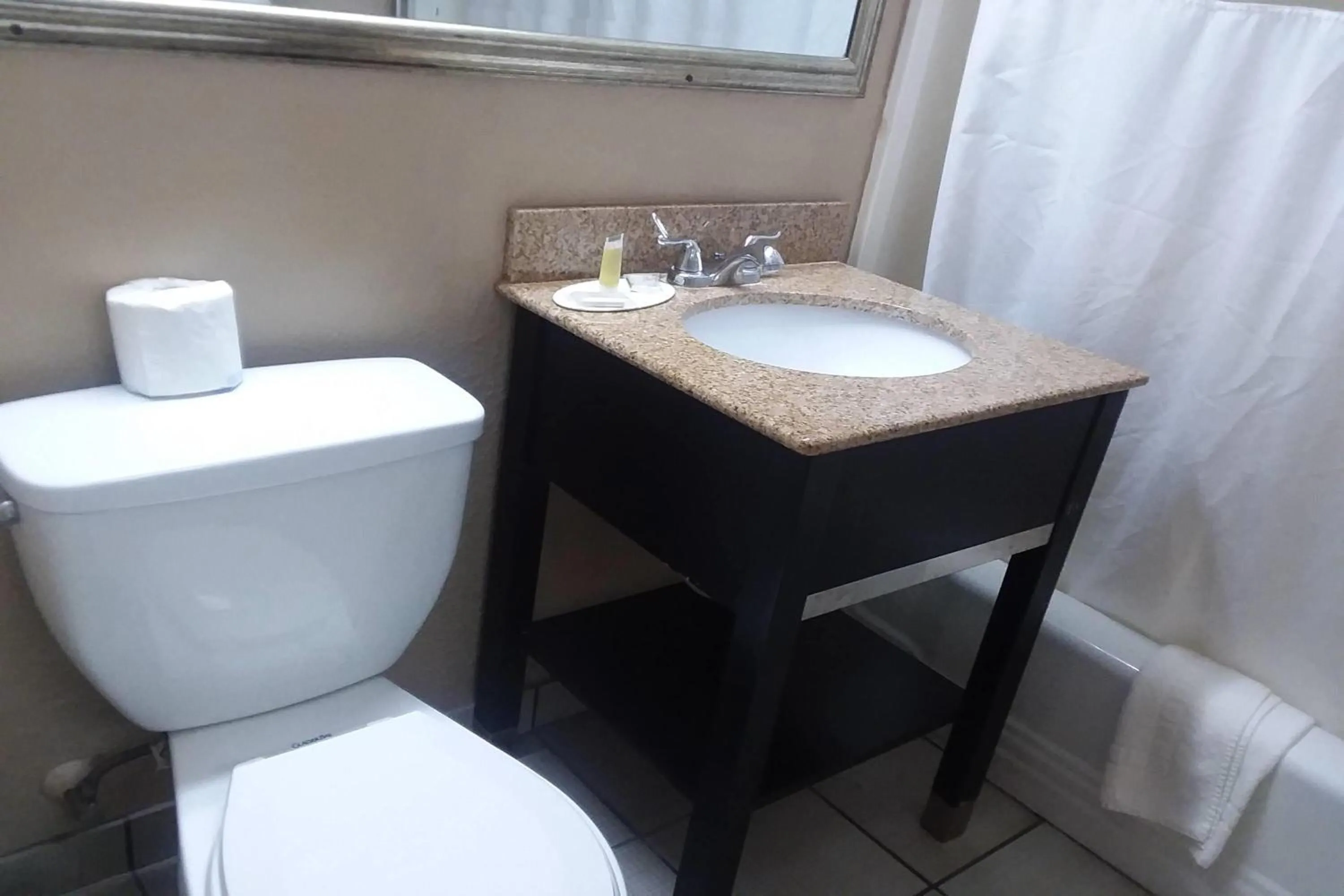 Bathroom in Howard Johnson by Wyndham Historic Lake Charles