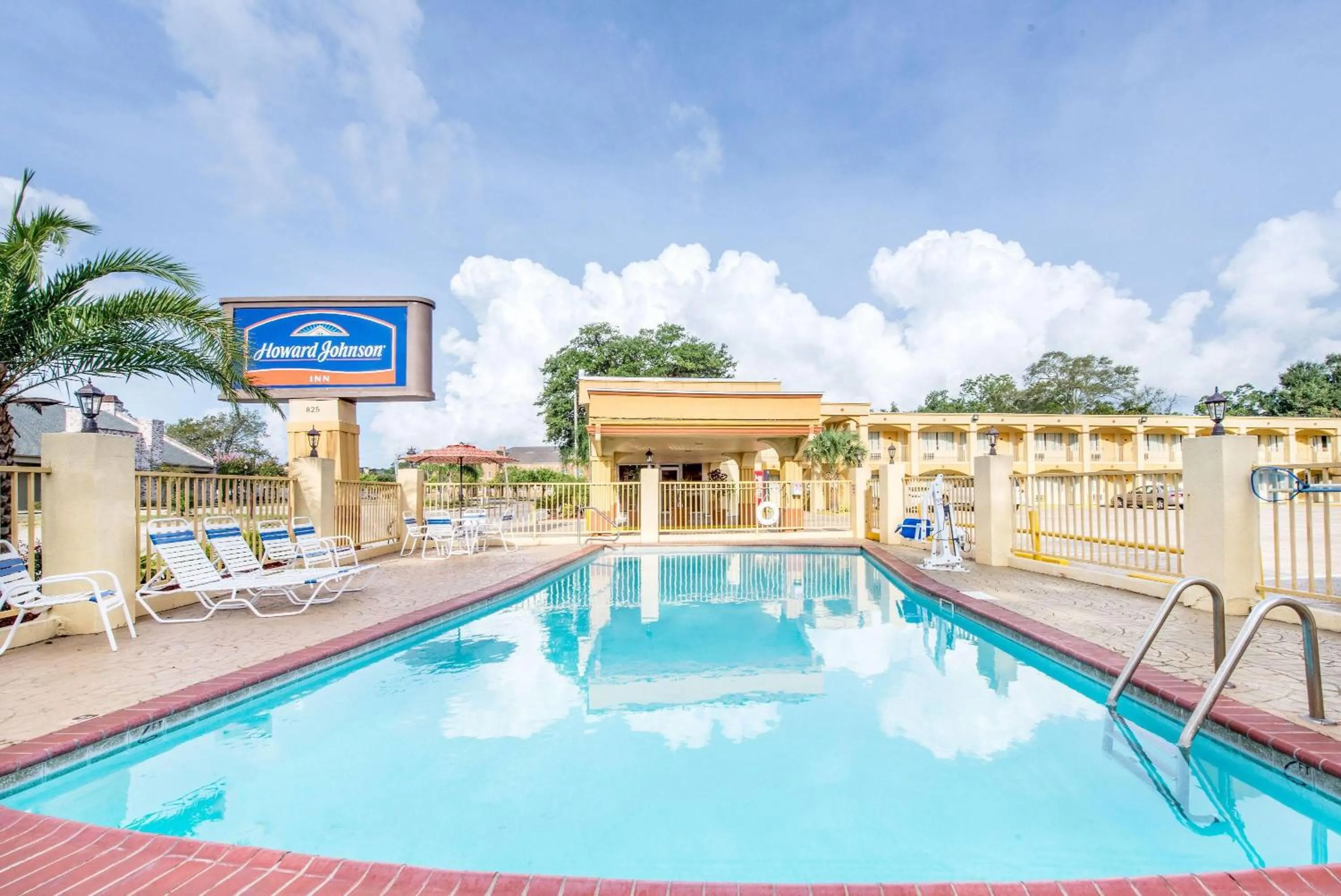 Pool view in Howard Johnson by Wyndham Historic Lake Charles