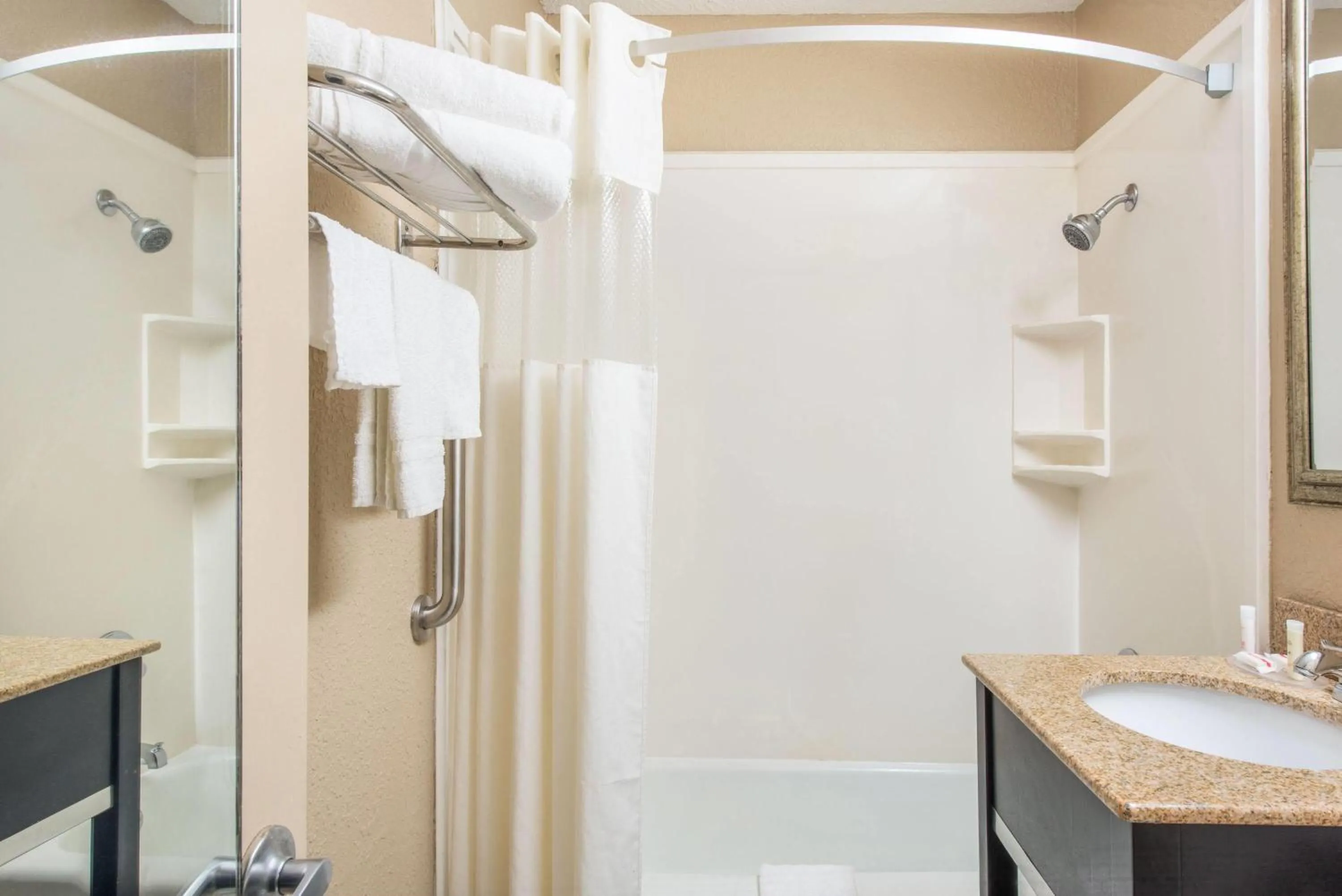 Bathroom in Howard Johnson by Wyndham Historic Lake Charles