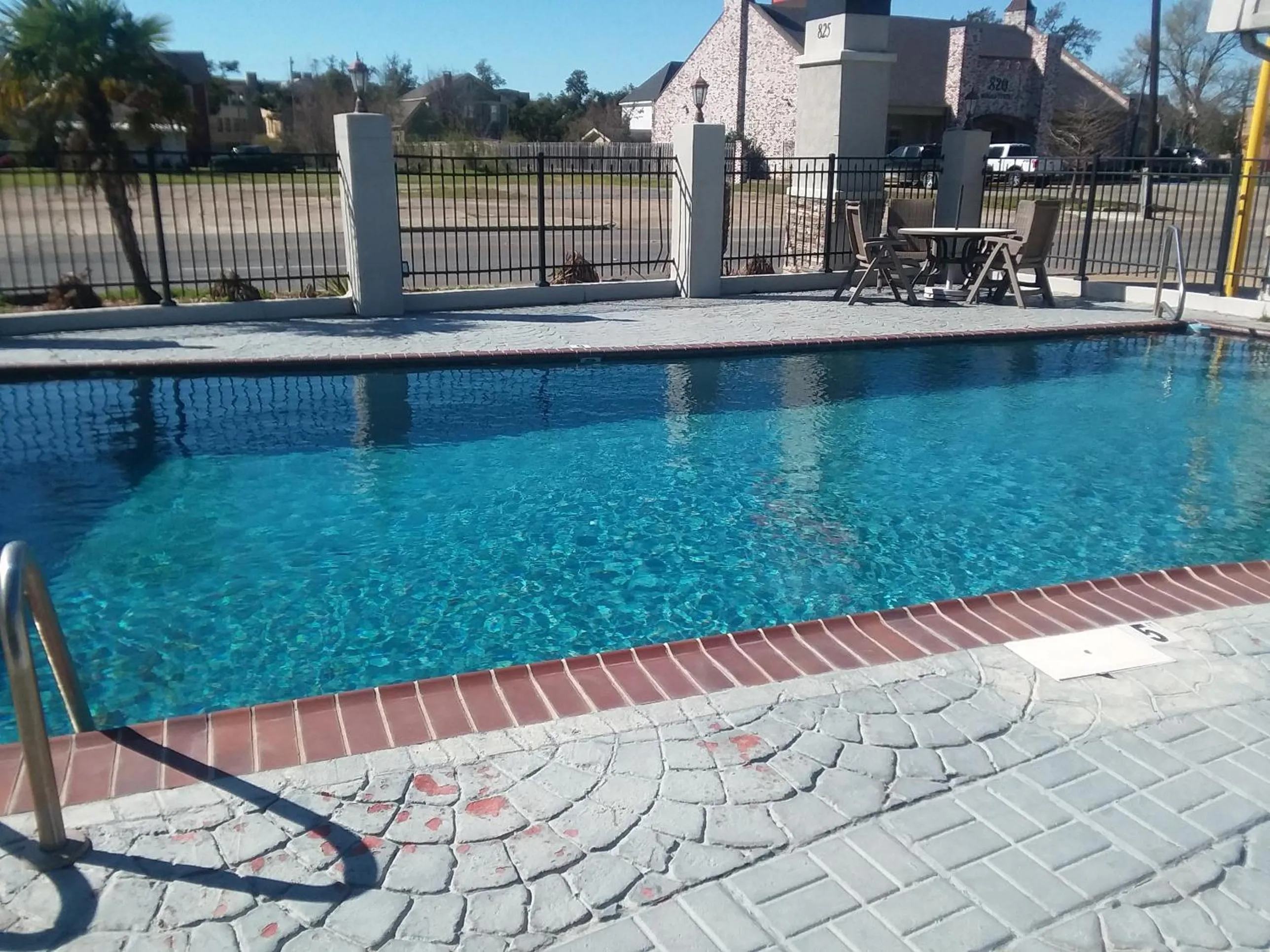 Swimming pool in Howard Johnson by Wyndham Historic Lake Charles