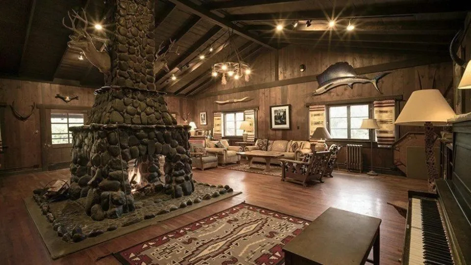Living room in Saguaro Lake Ranch