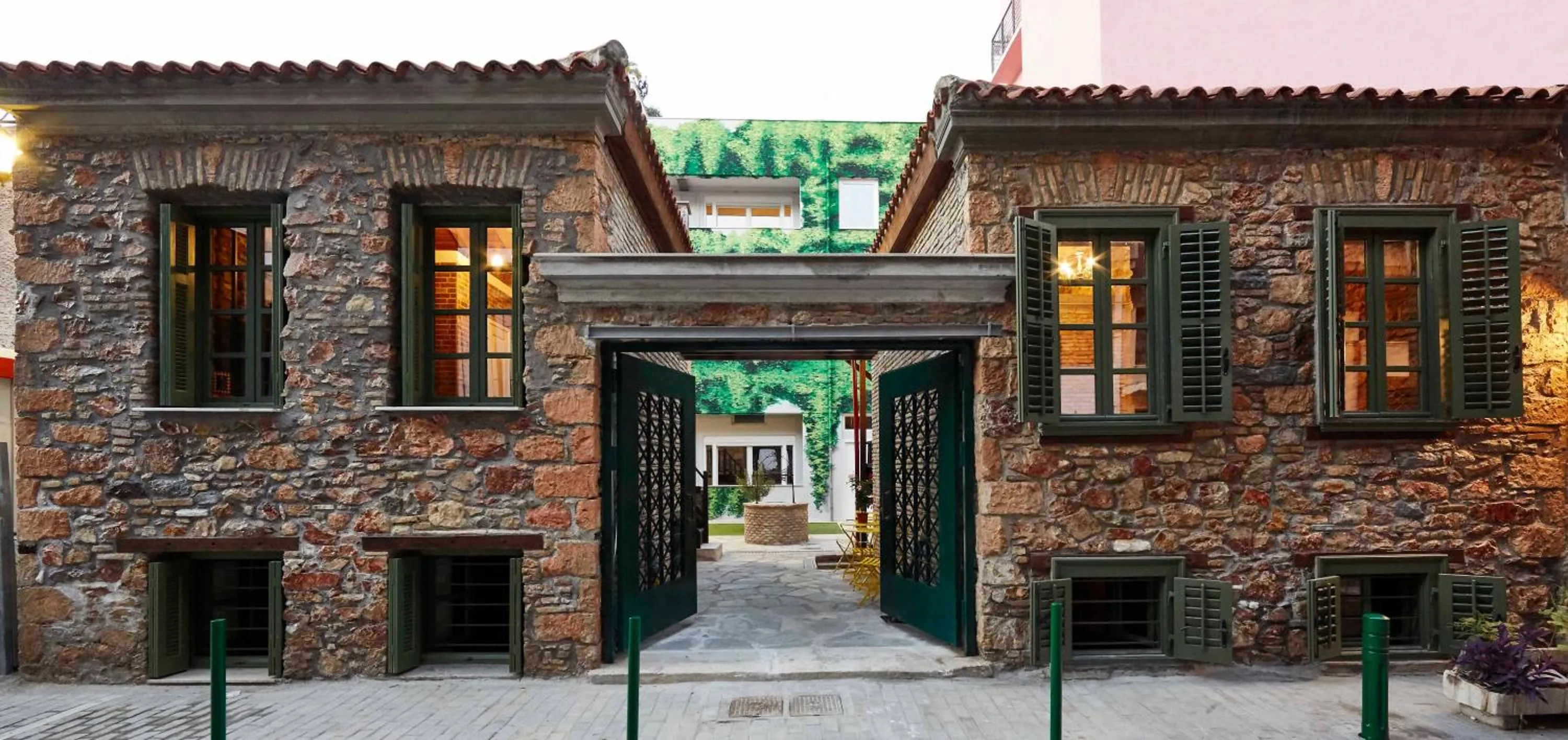 Facade/entrance in Athenian Residences
