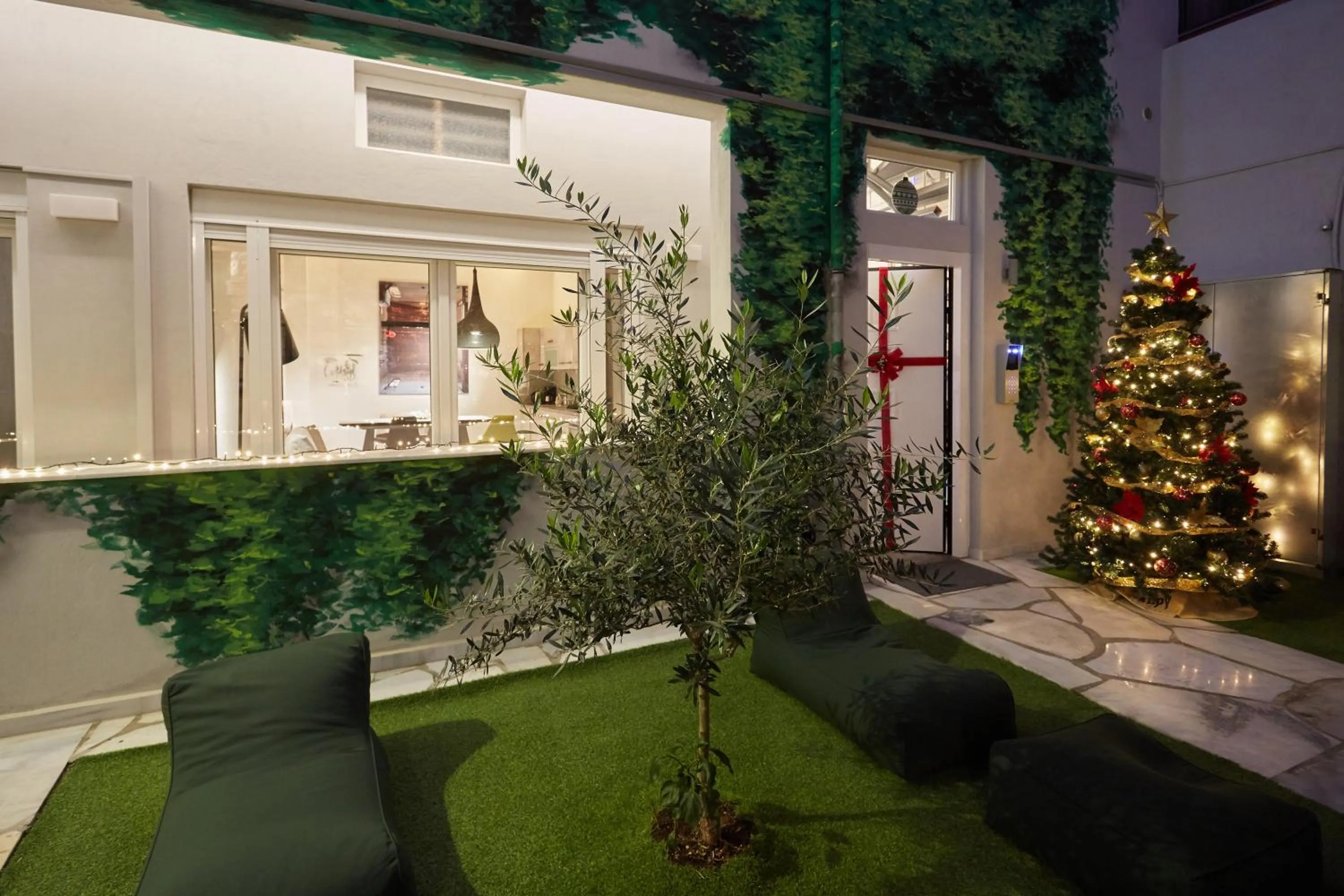 Facade/entrance in Athenian Residences