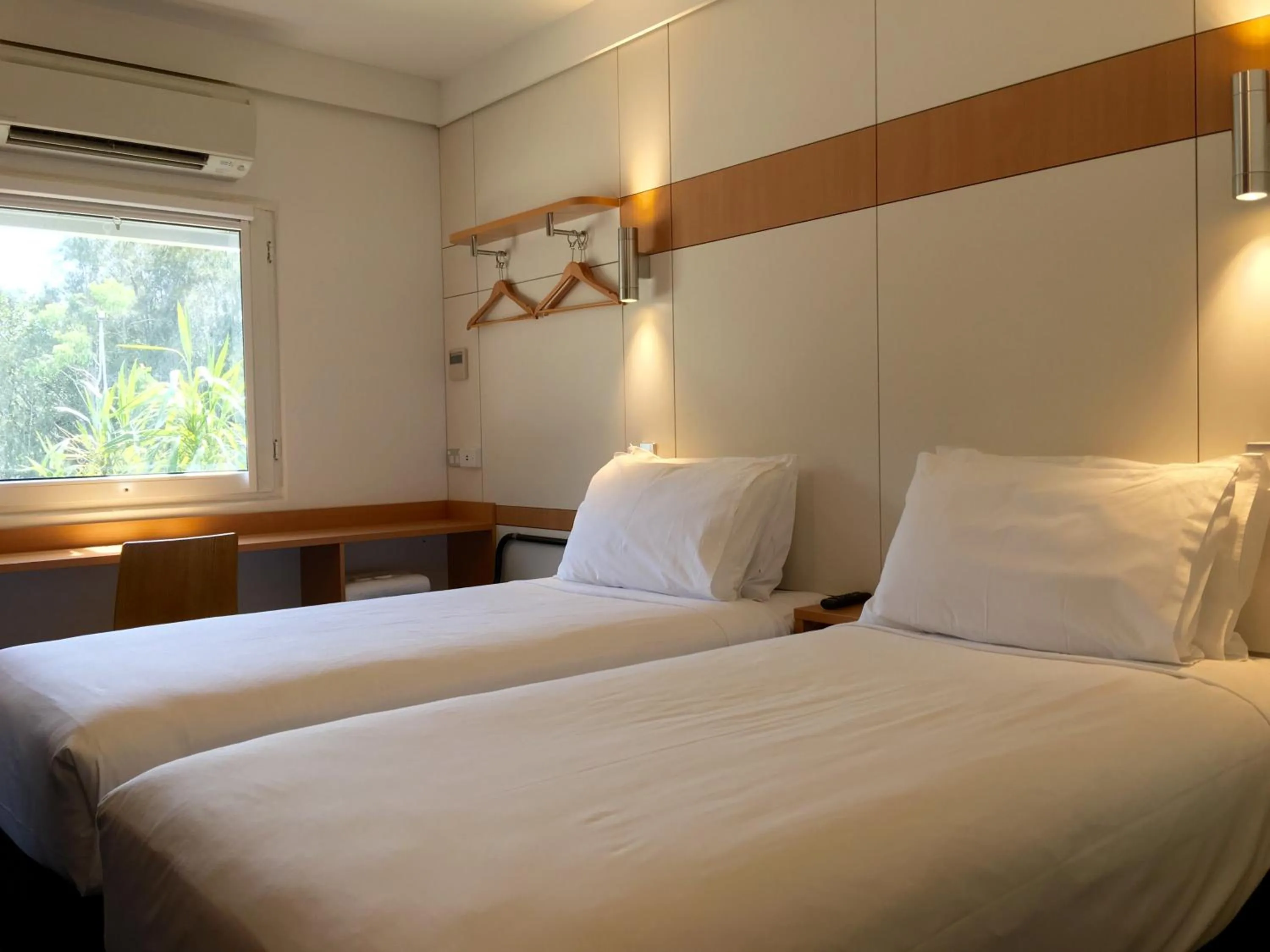 Photo of the whole room, Bed in ibis Budget - Gosford