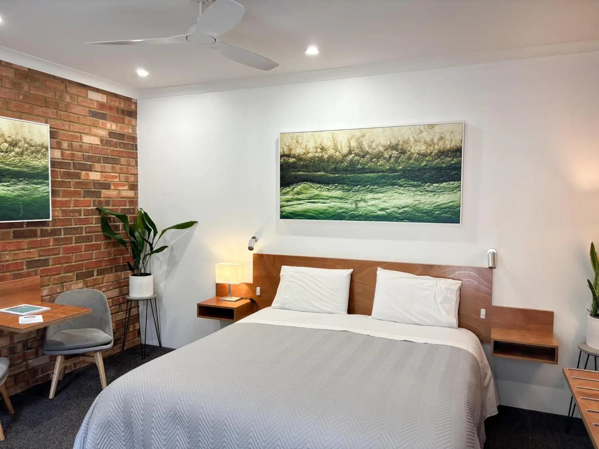 King Room in Edge Of The Forest Motel King Room in Edge Of The Forest Motel