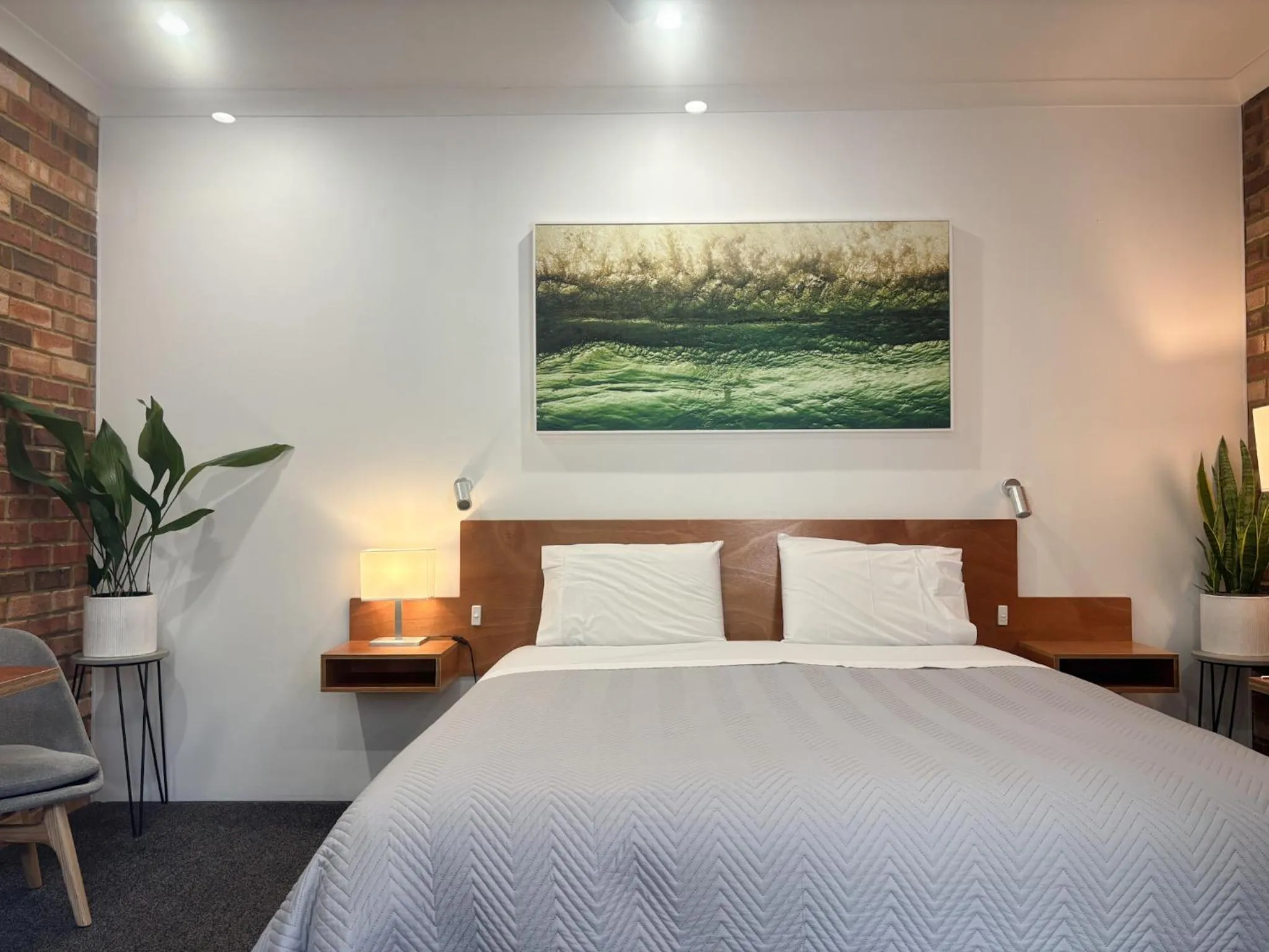 Bedroom, Bed in Edge Of The Forest Motel