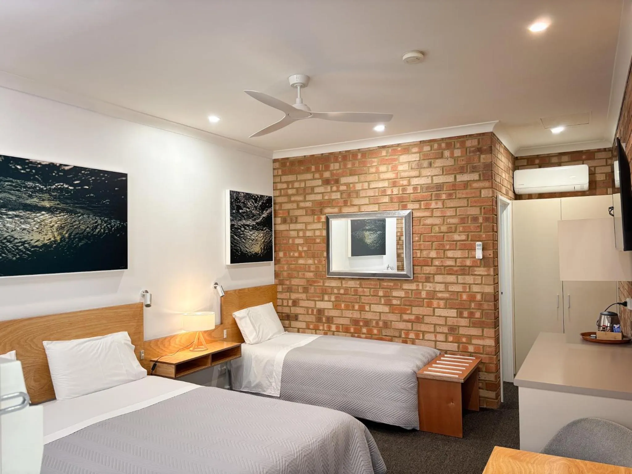 Bedroom, Bed in Edge Of The Forest Motel