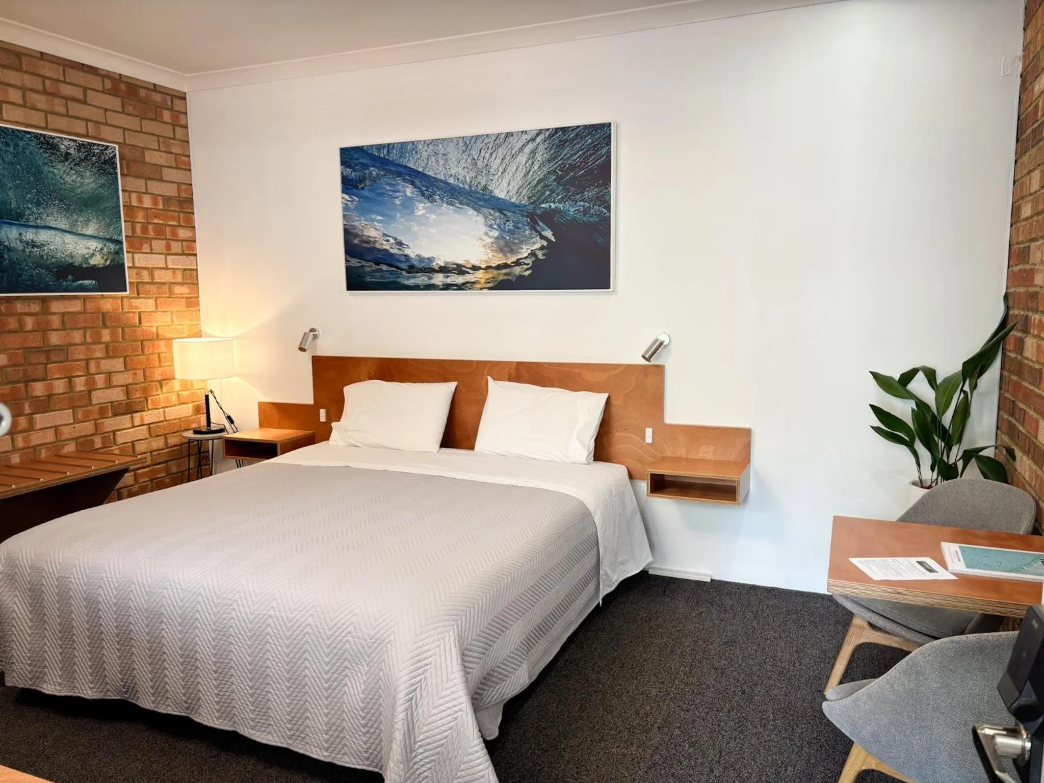 Dining area, Bed in Edge Of The Forest Motel