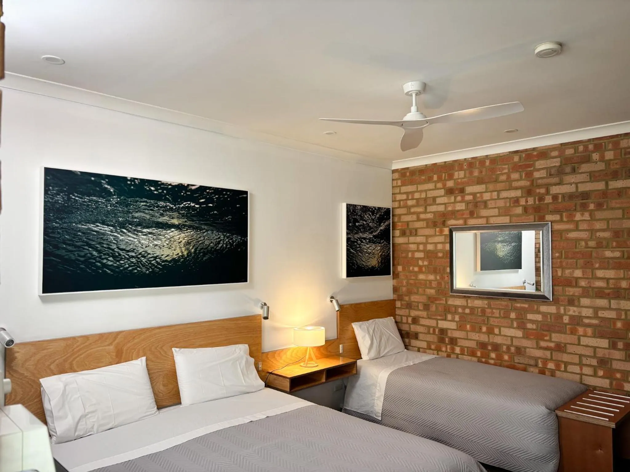 Bedroom, Bed in Edge Of The Forest Motel