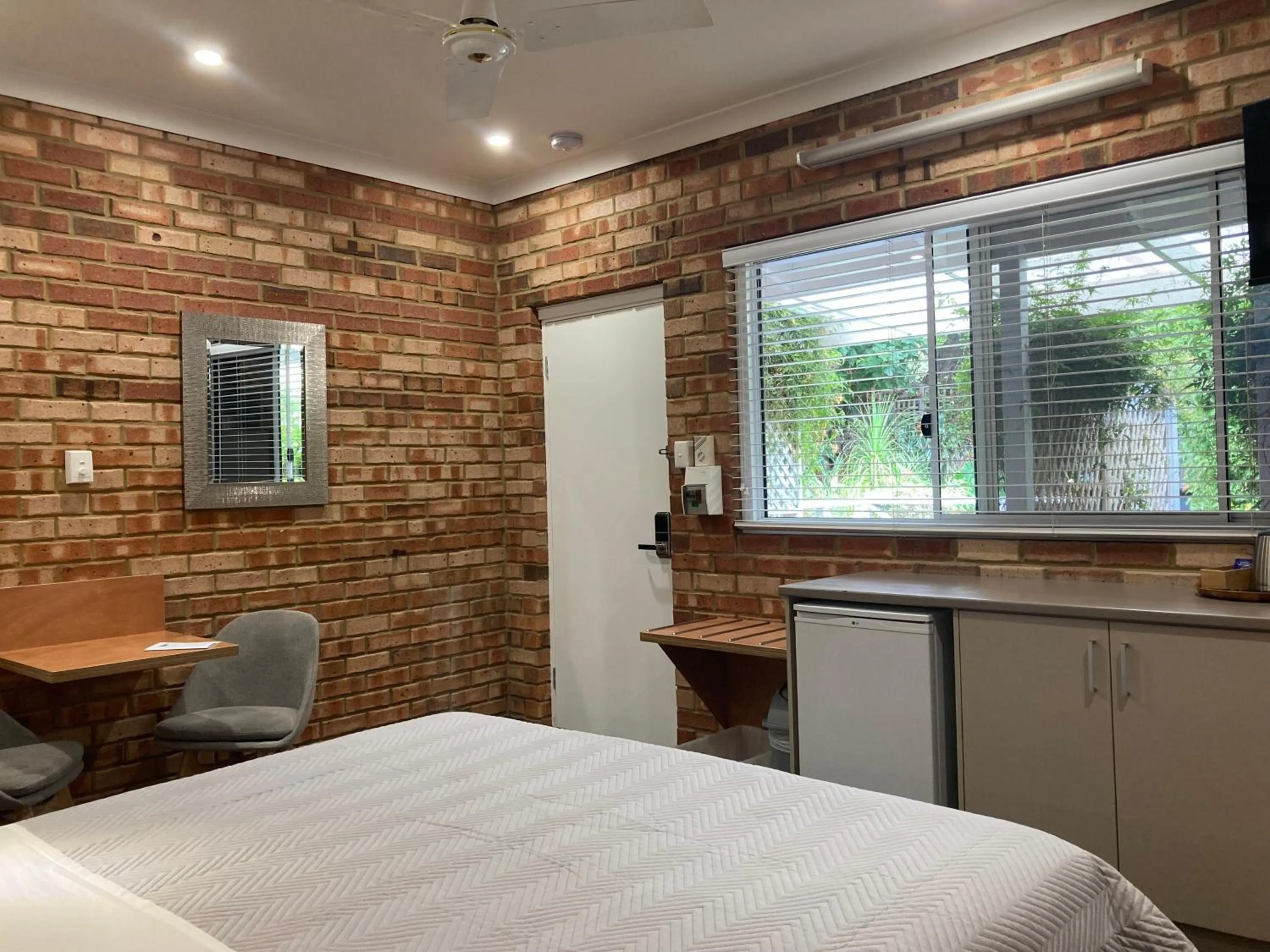 Photo of the whole room, Bed in Edge Of The Forest Motel