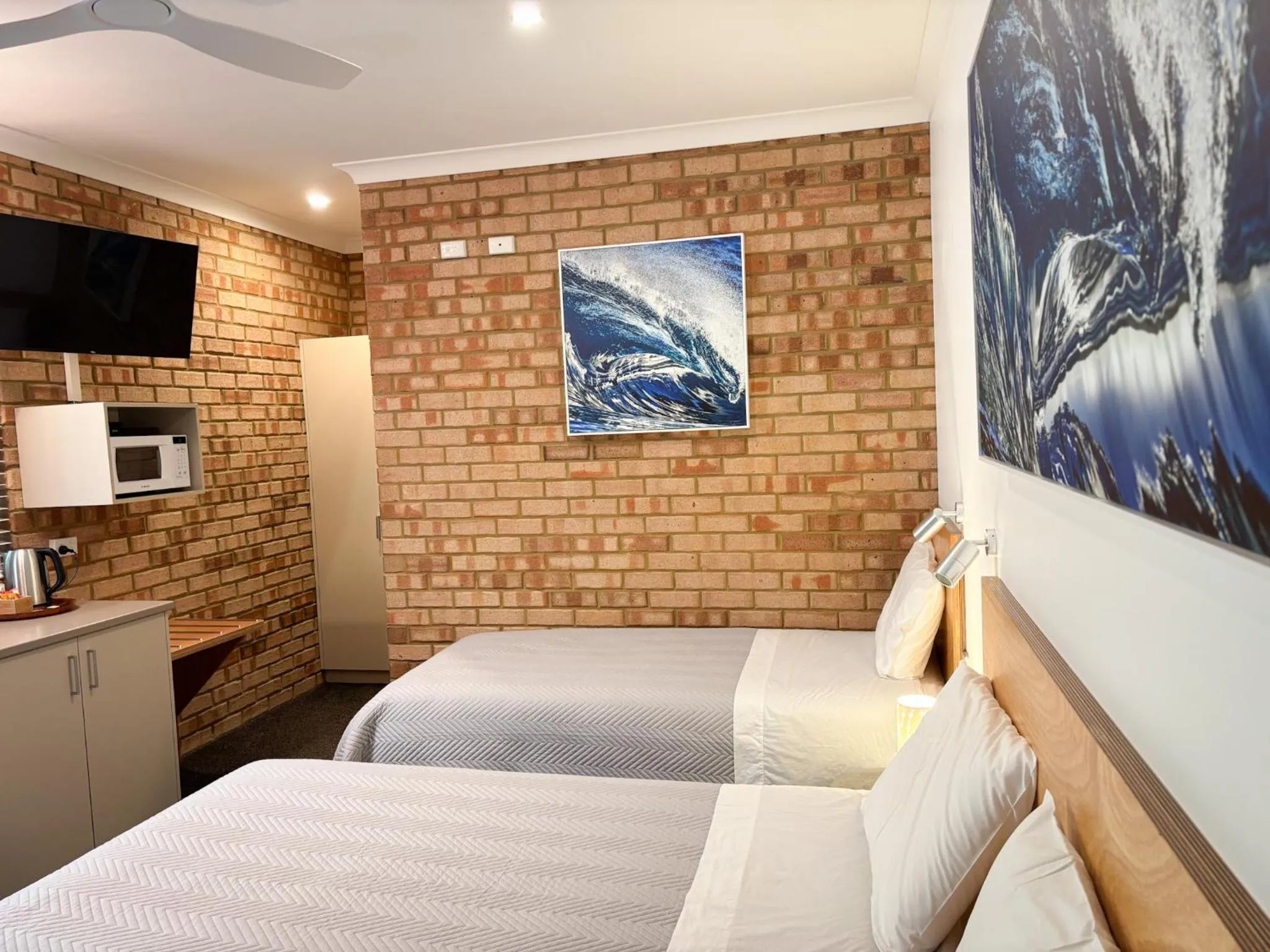 Kitchen or kitchenette, Bed in Edge Of The Forest Motel