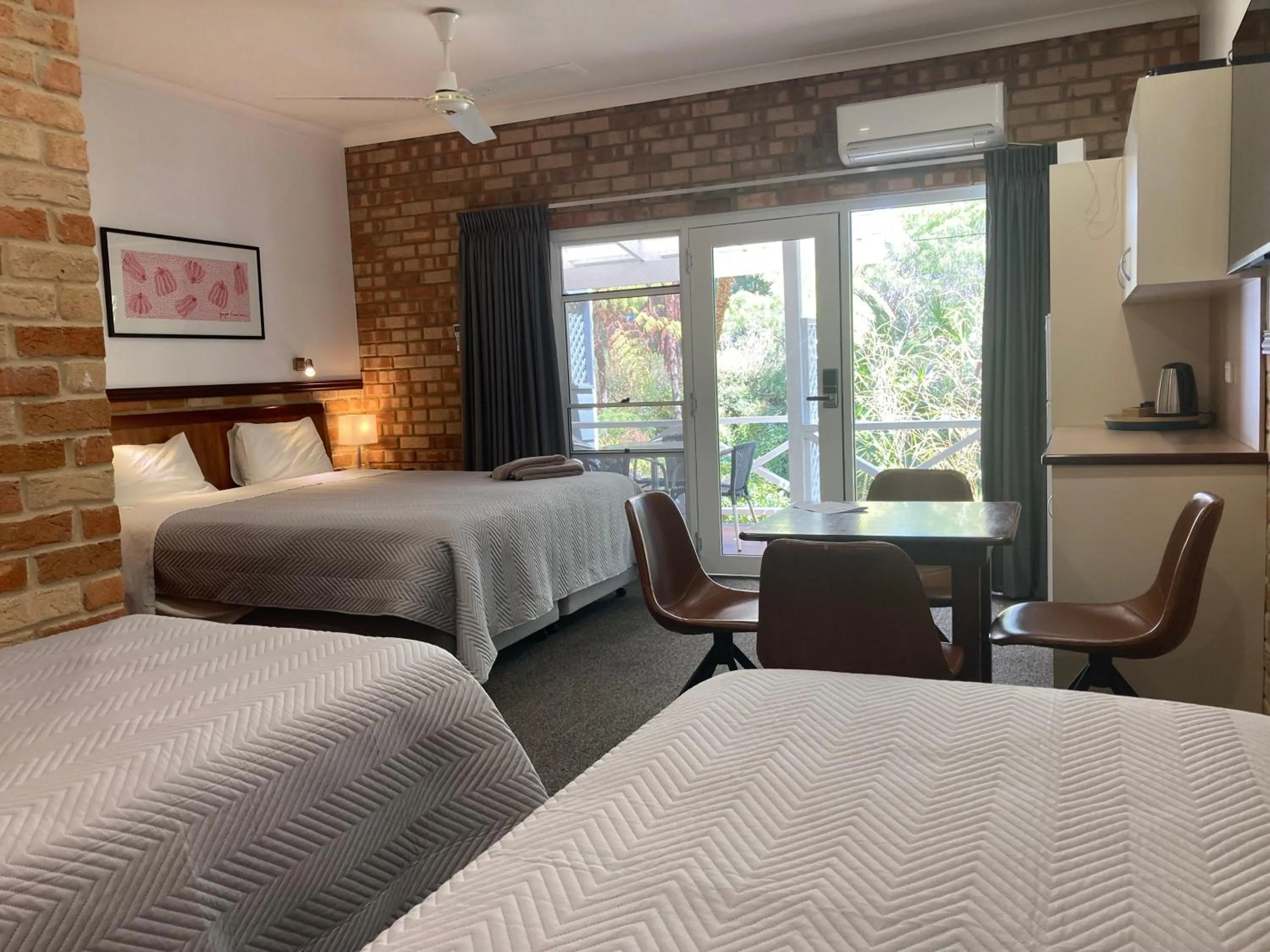 Photo of the whole room, Bed in Edge Of The Forest Motel