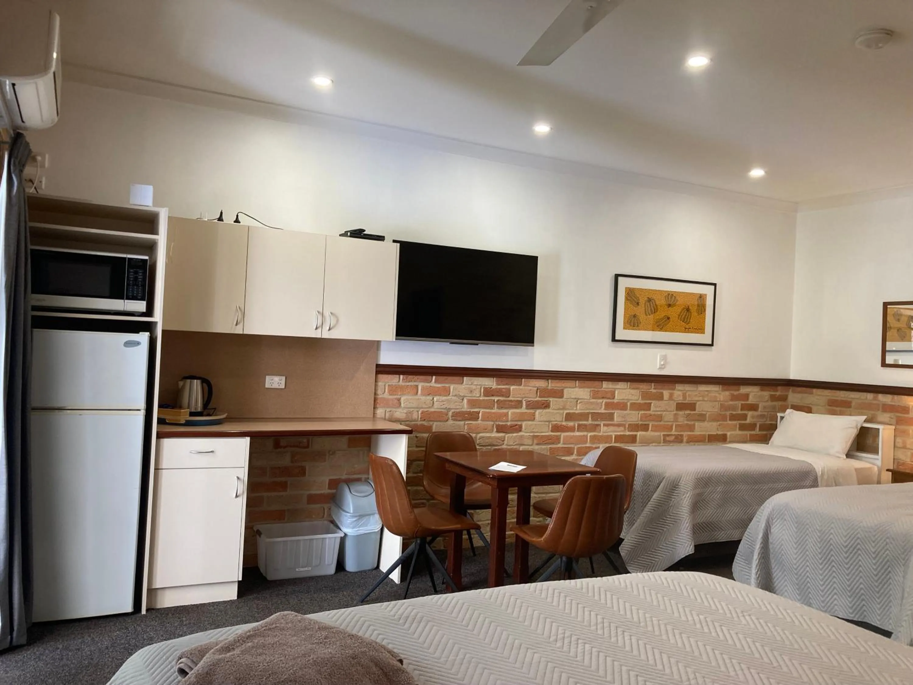 Photo of the whole room, Bed in Edge Of The Forest Motel