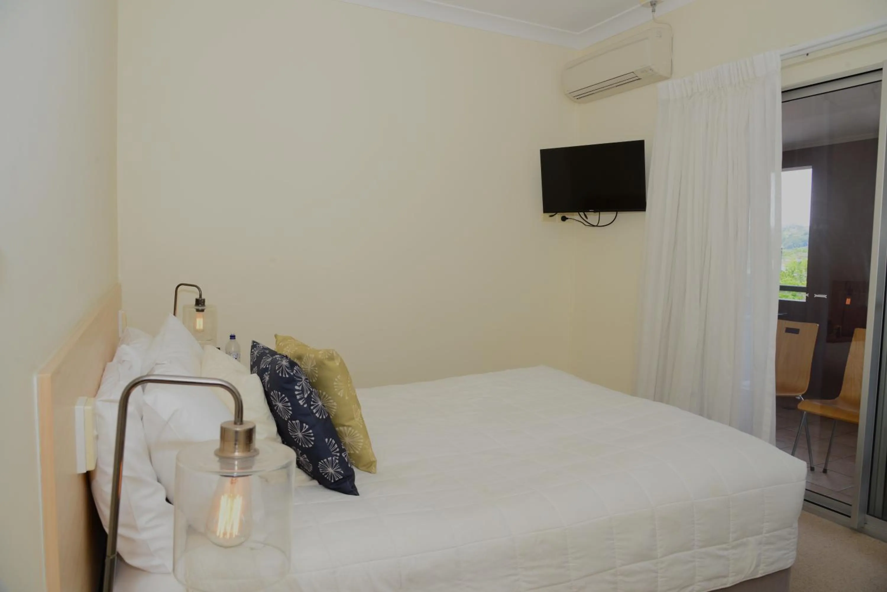 Bed in Lismore Bounty Workers Club Motel