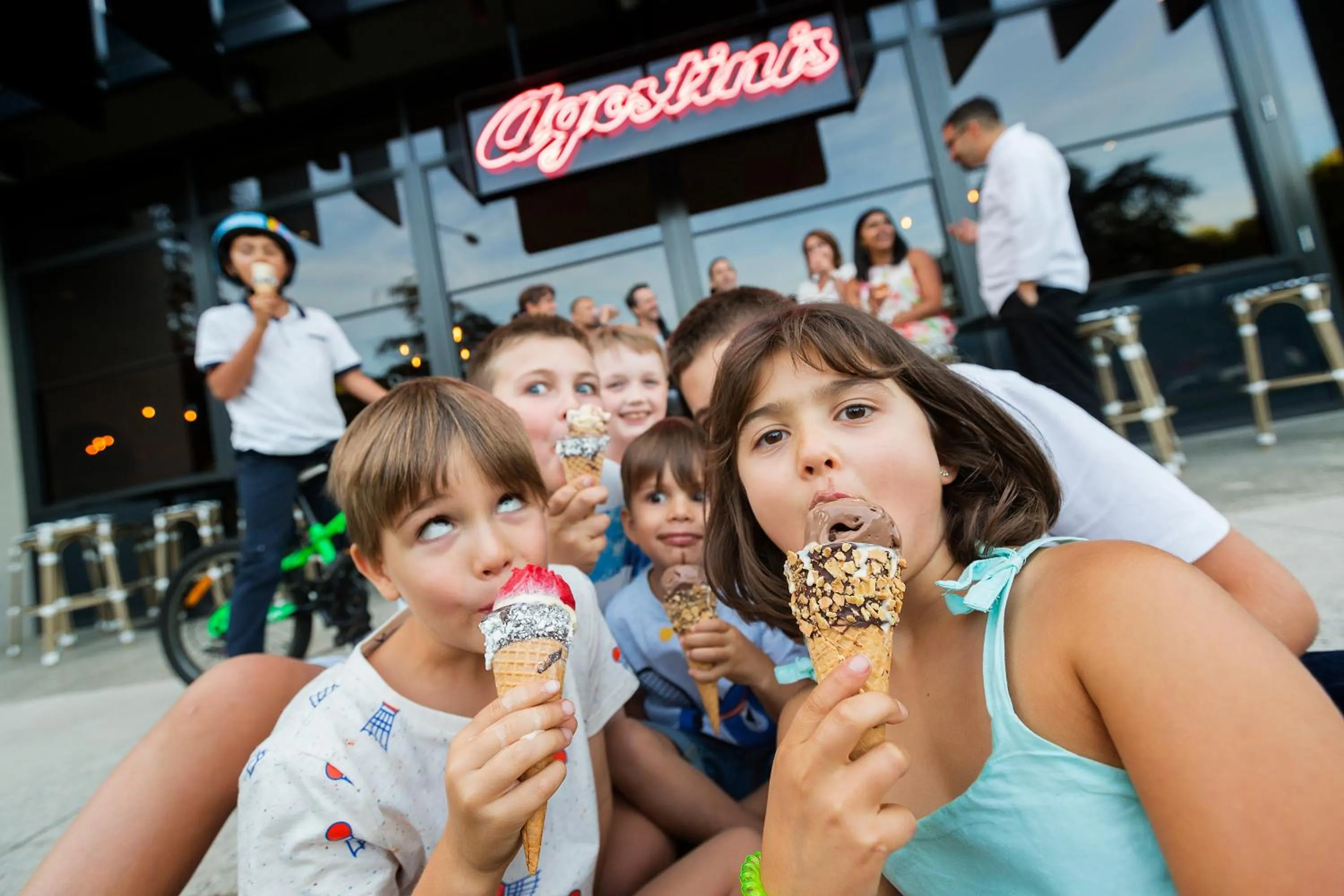 Restaurant/places to eat in East Hotel and Apartments