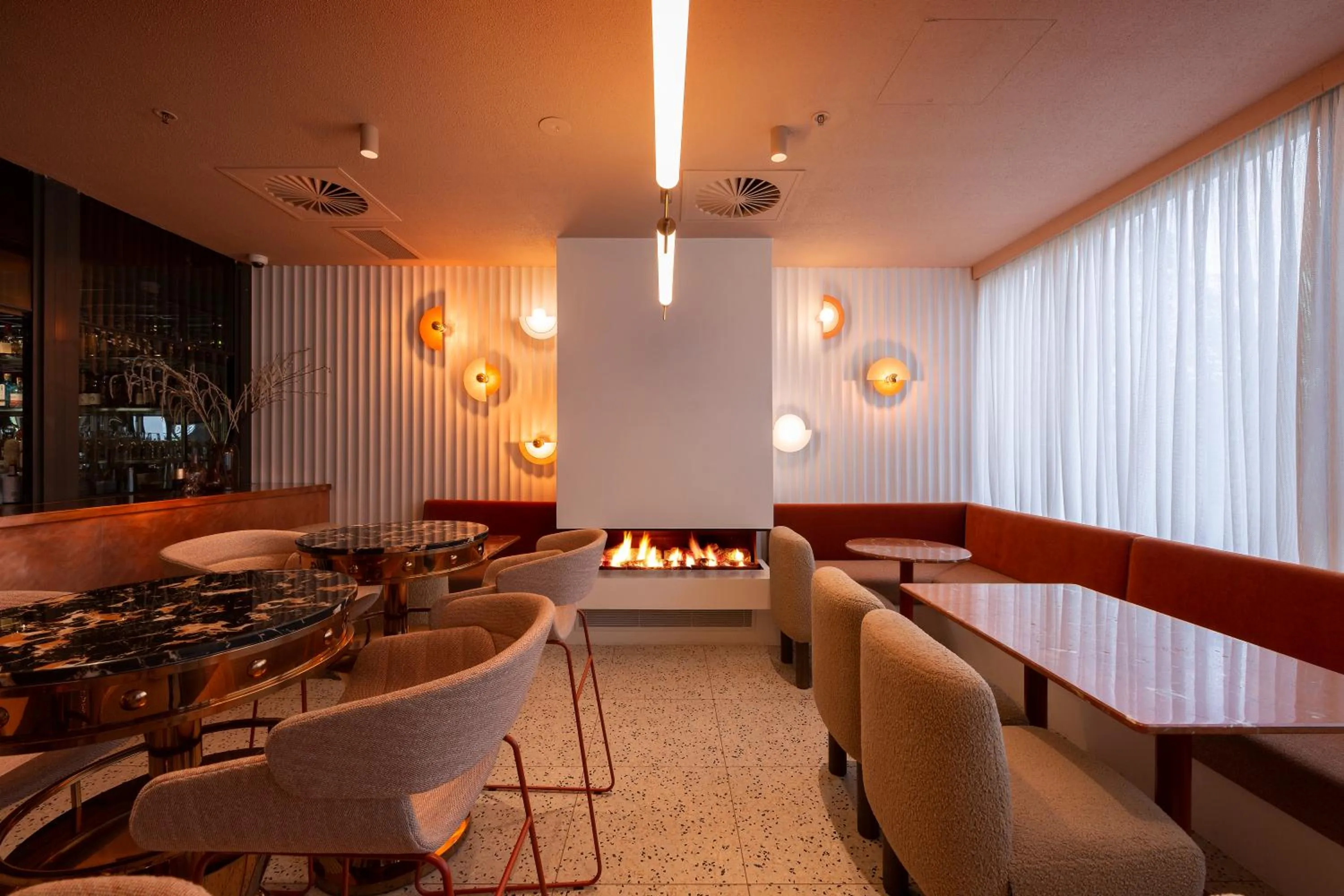 Restaurant/places to eat in East Hotel and Apartments