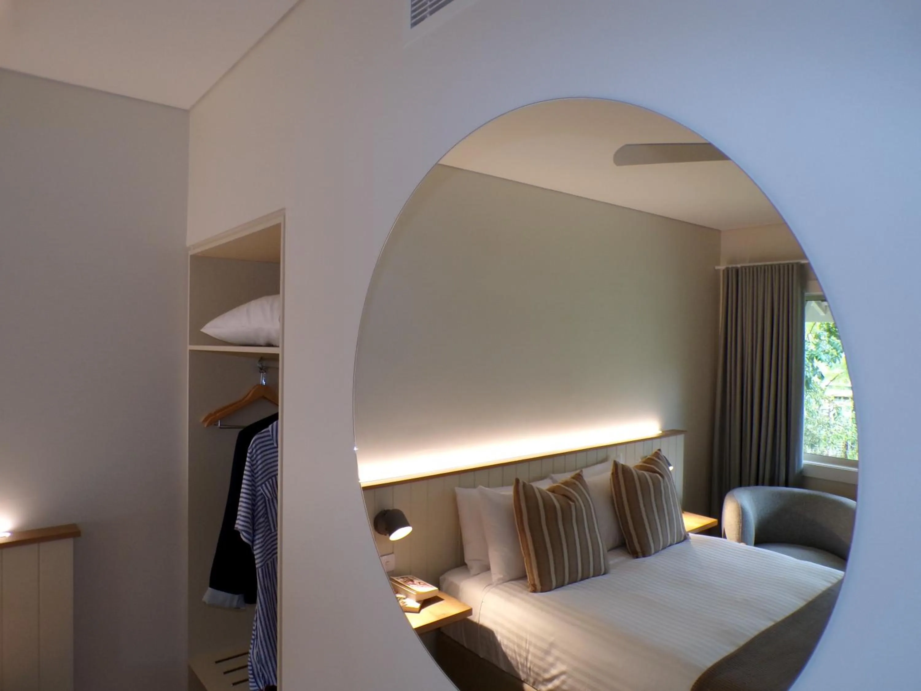 Seating area, Bed in Lismore Gateway Motel