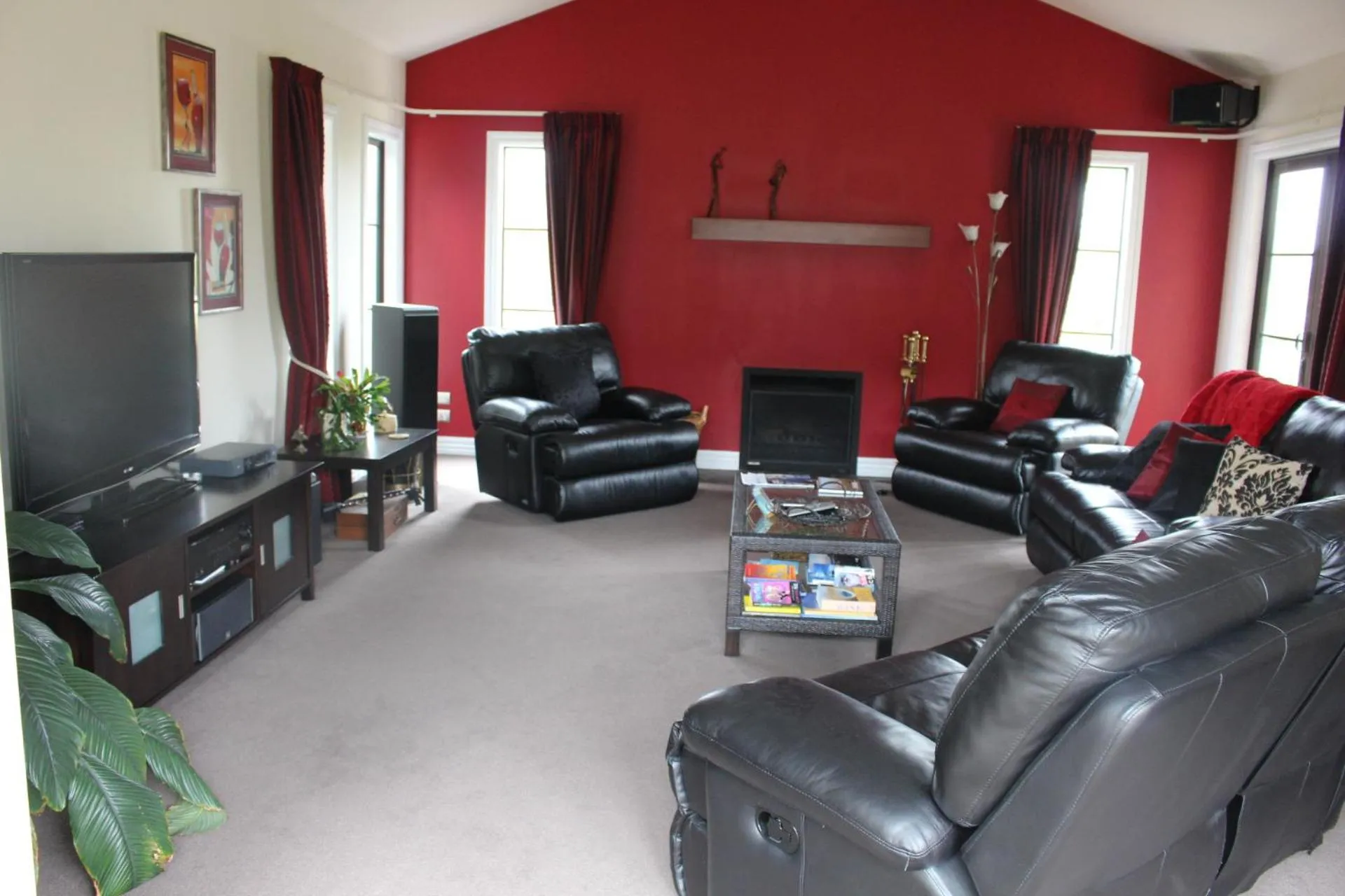 Communal lounge/ TV room in The Summit Lodge