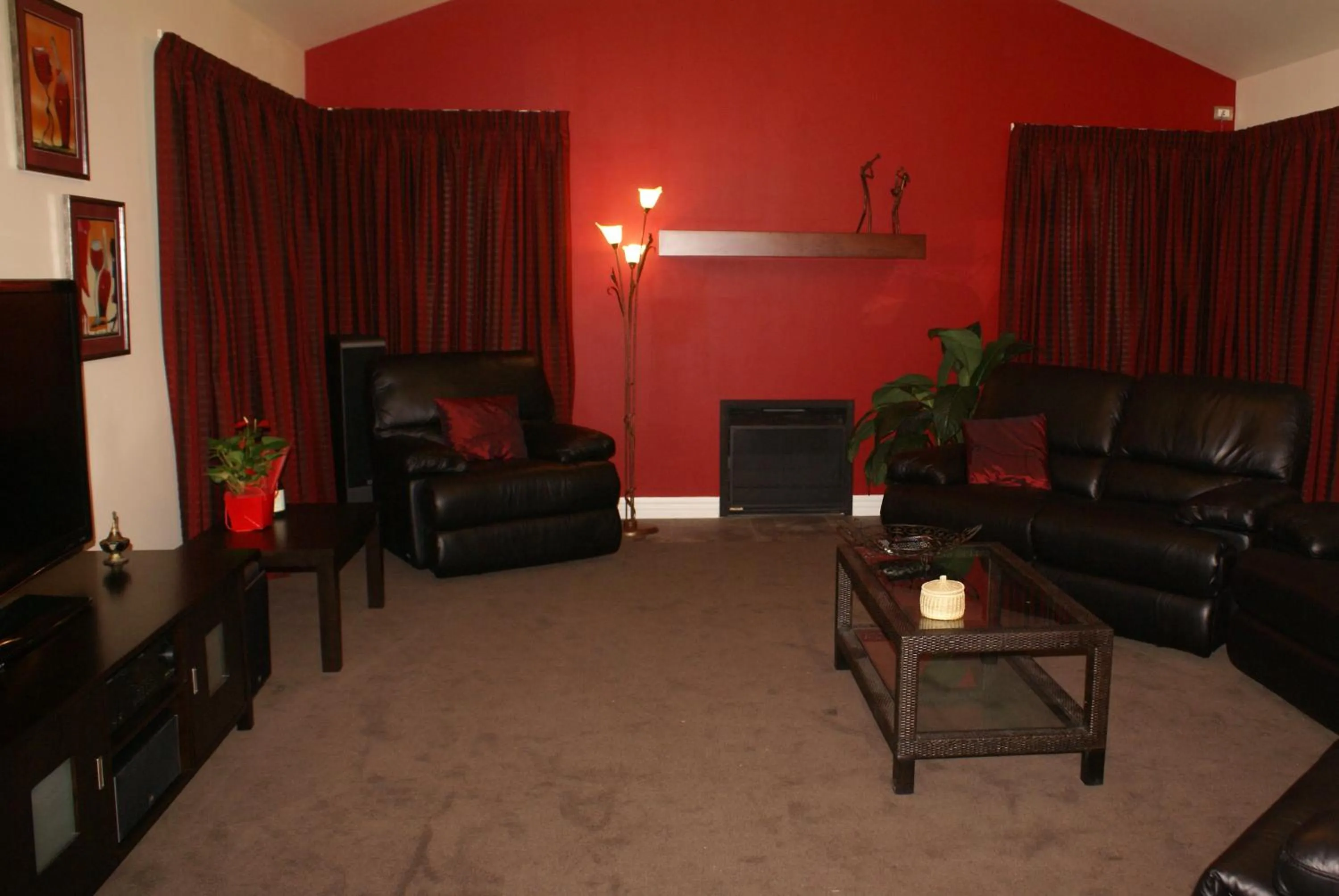 Communal lounge/ TV room in The Summit Lodge