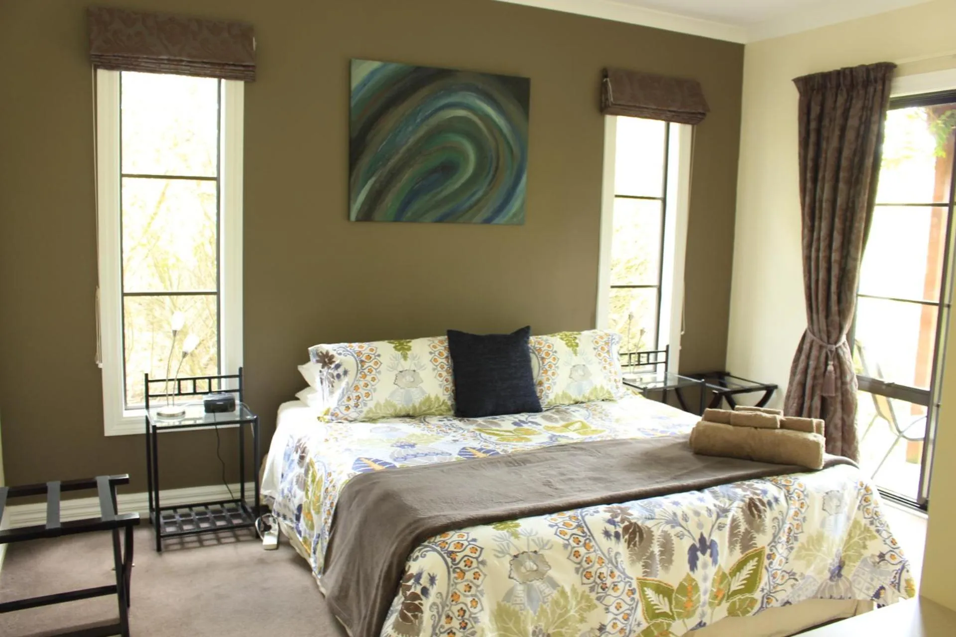 Photo of the whole room, Bed in The Summit Lodge