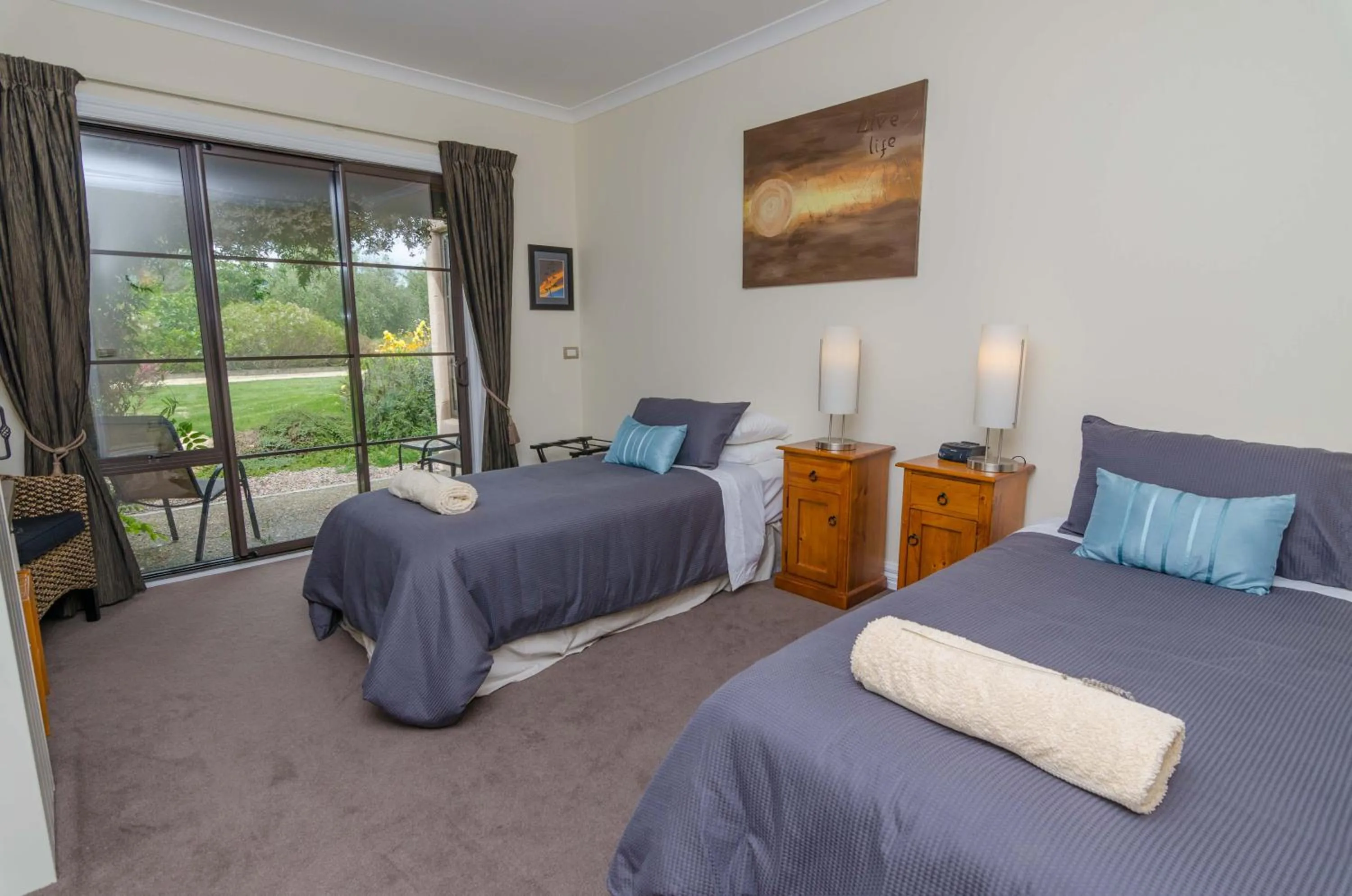 Photo of the whole room, Bed in The Summit Lodge