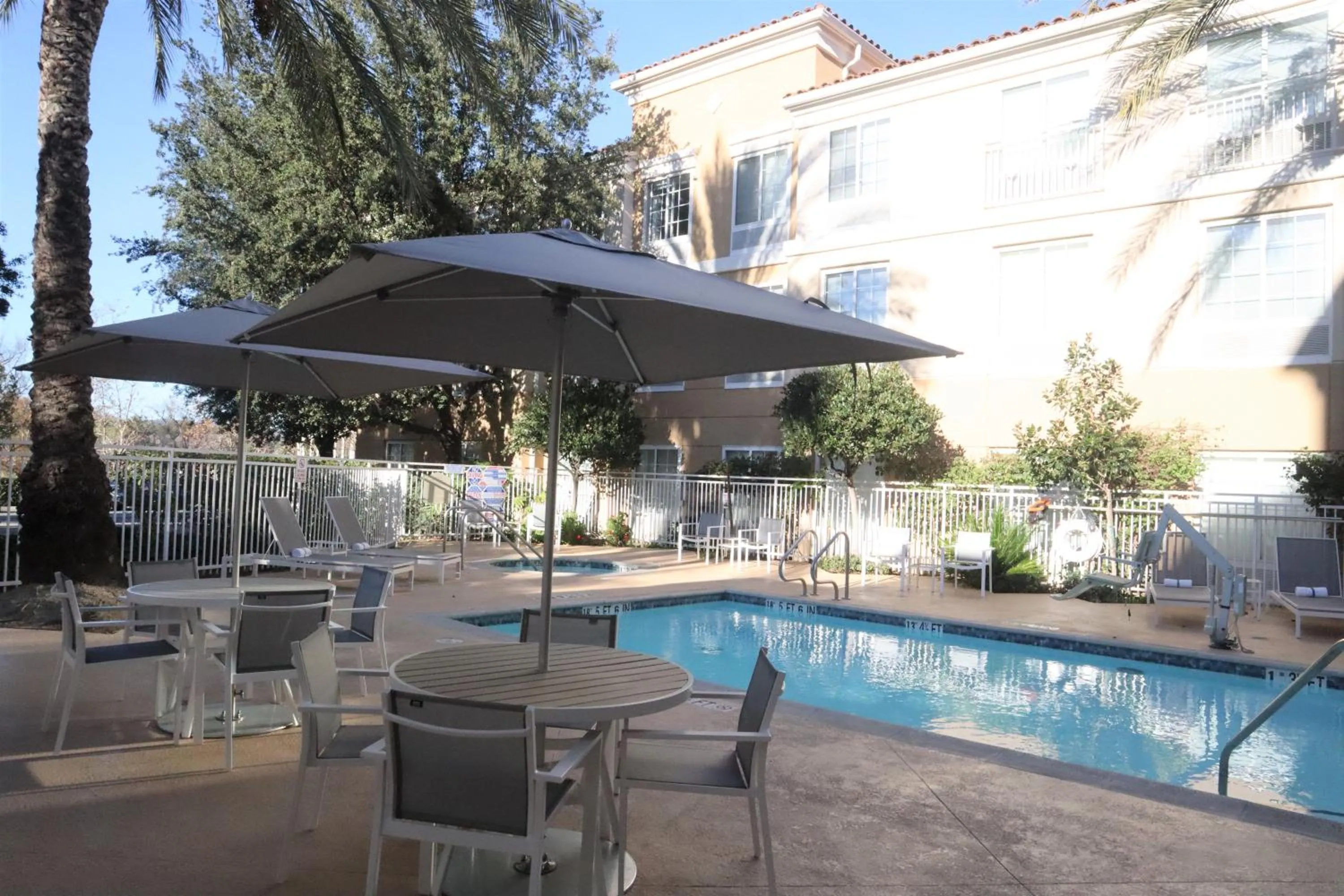 Swimming pool in Hilton Garden Inn Calabasas