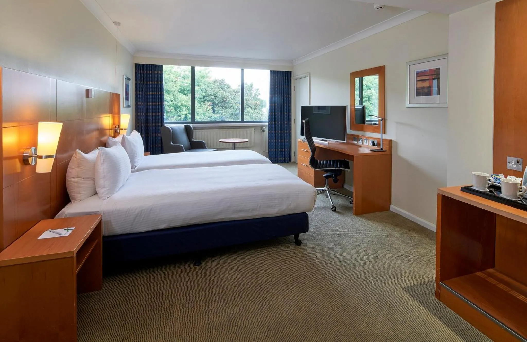 Photo of the whole room, Bed in Holiday Inn London Bloomsbury by IHG
