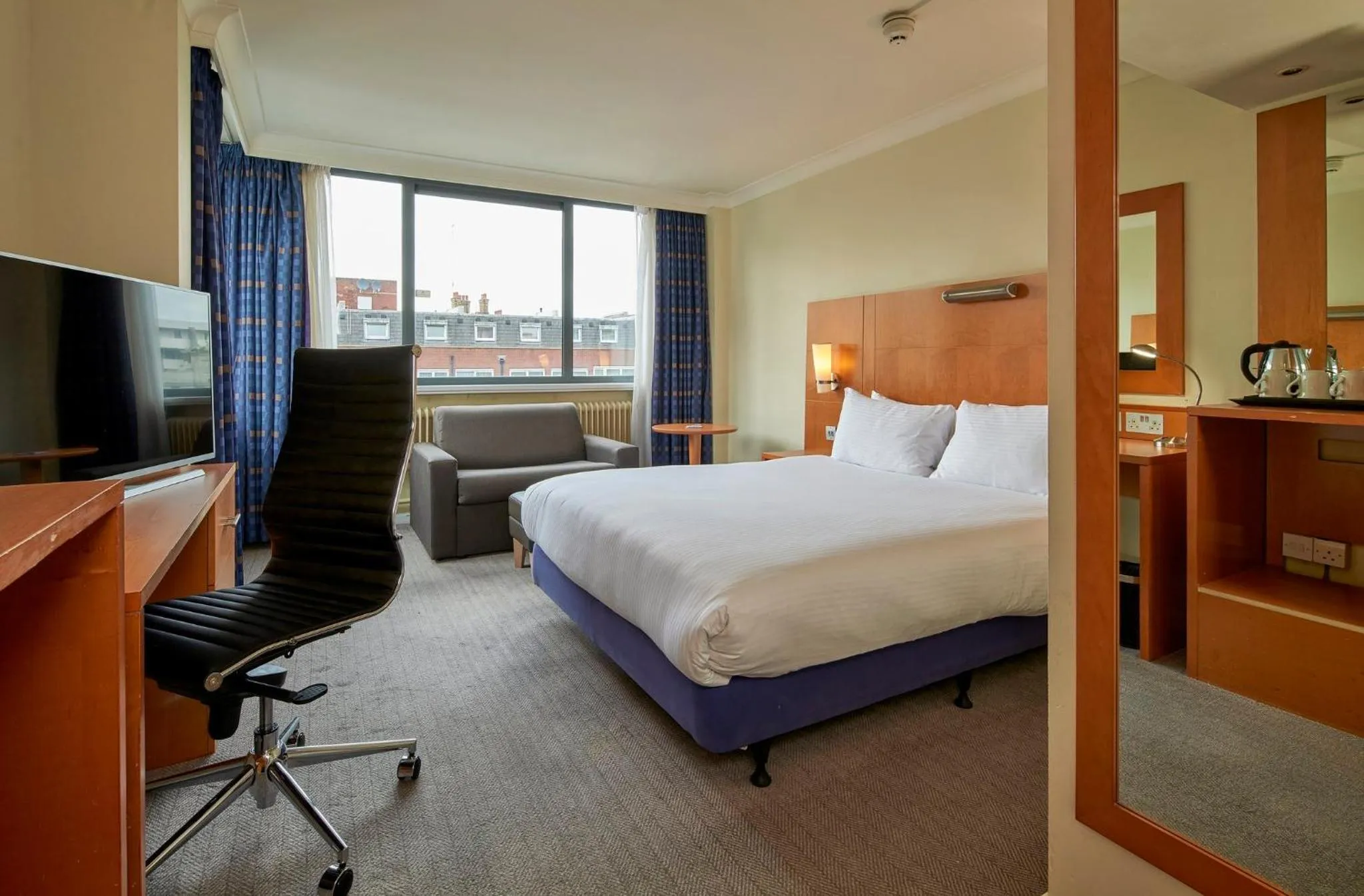 Photo of the whole room, Bed in Holiday Inn London Bloomsbury by IHG