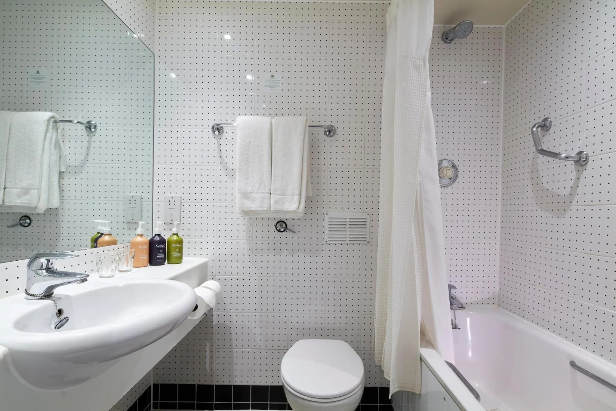 Photo of the whole room in Holiday Inn London Bloomsbury by IHG