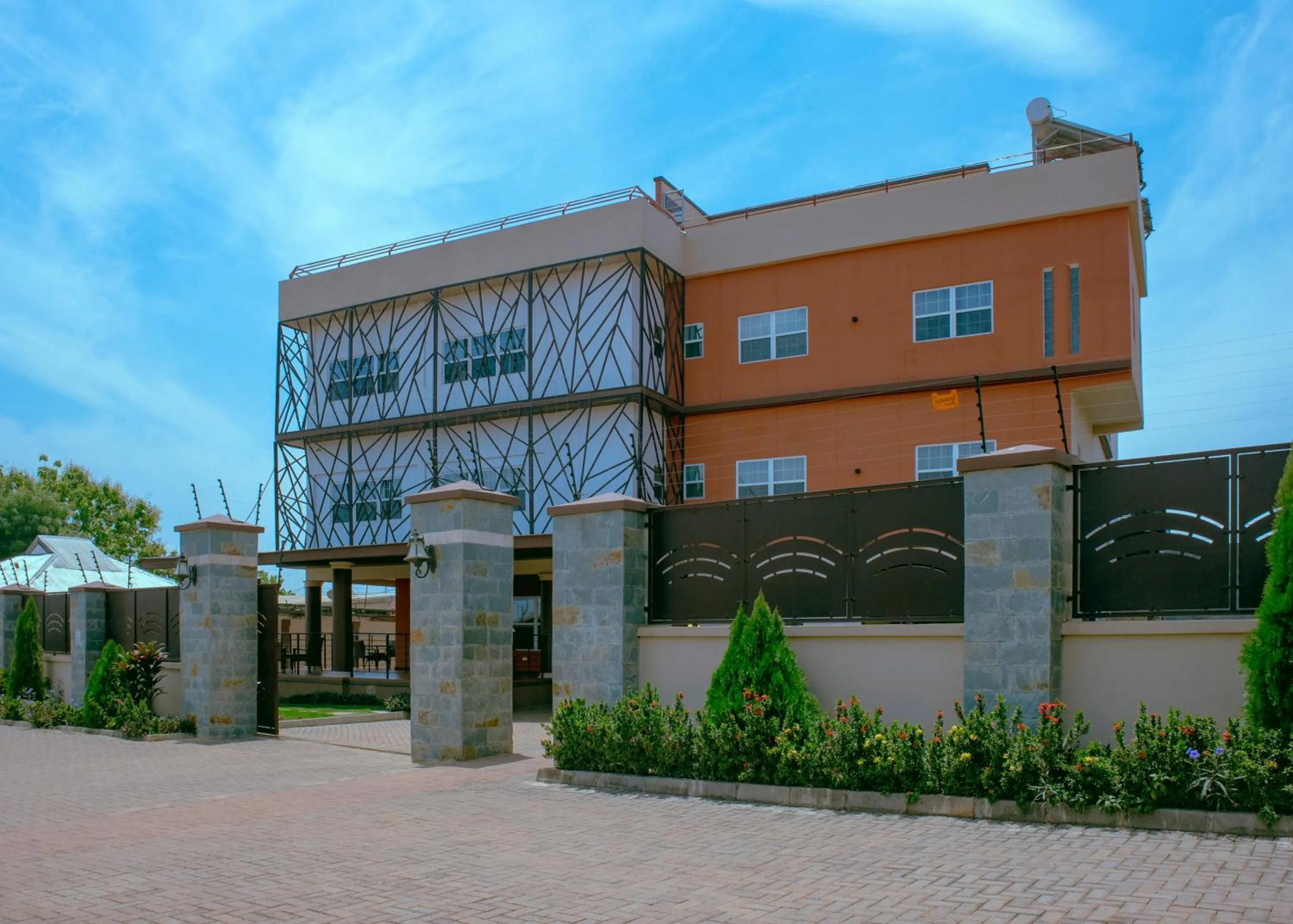 Facade/entrance in Frederick's Lodge