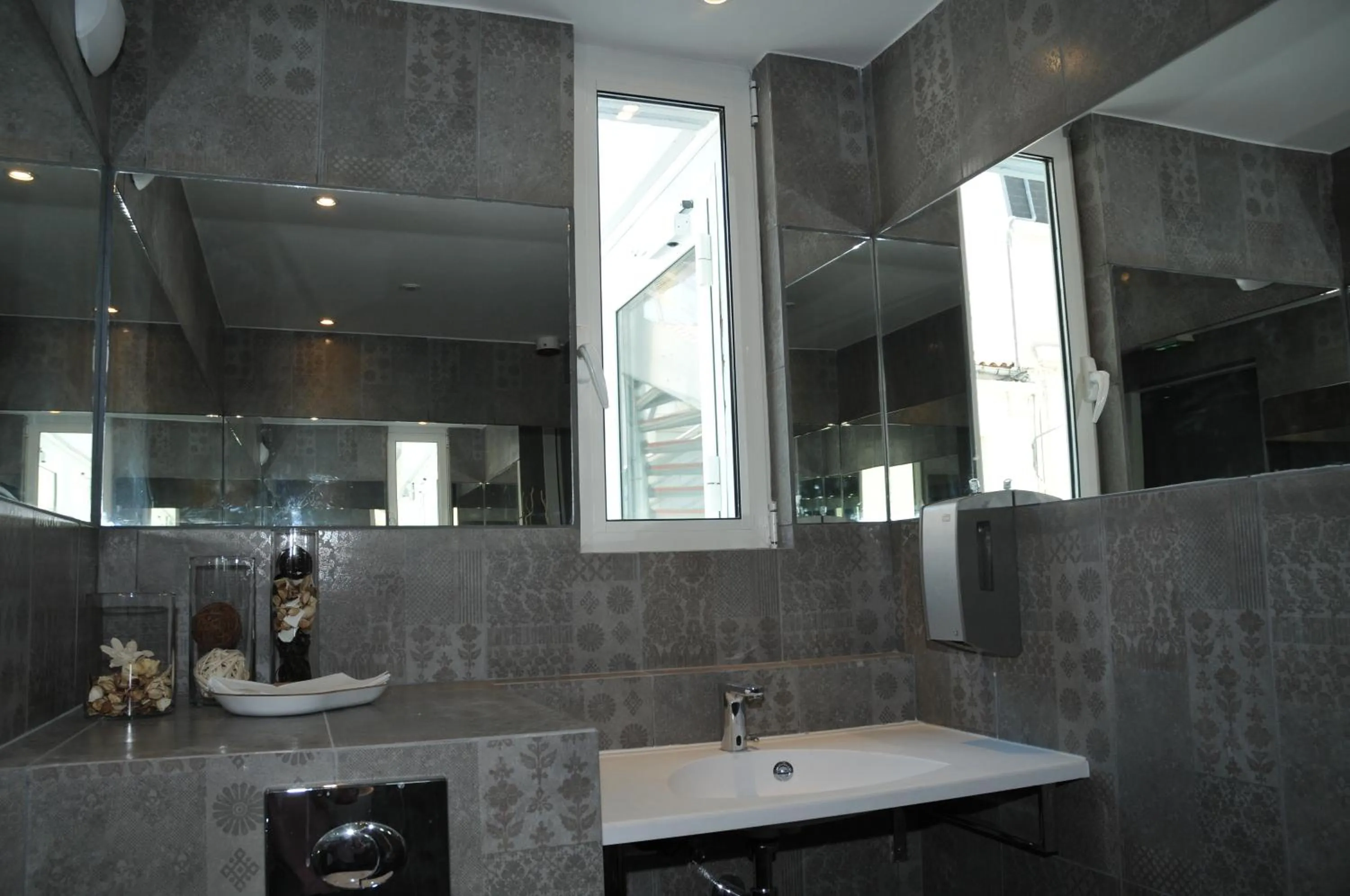 Bathroom in Privilège Hôtel & Apparts Eurociel Centre Comédie