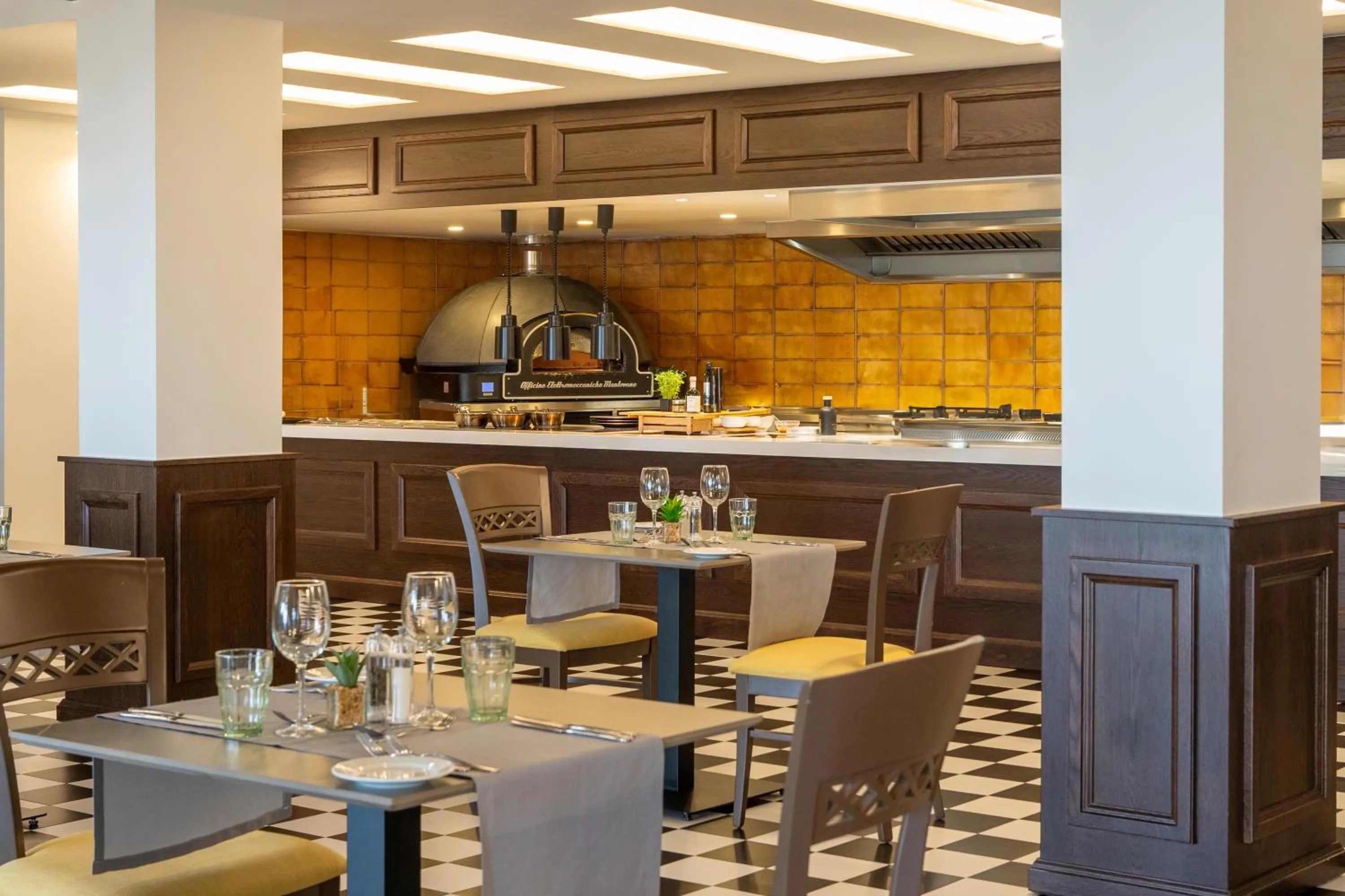 Restaurant/places to eat in Iberostar Selection Creta Marine