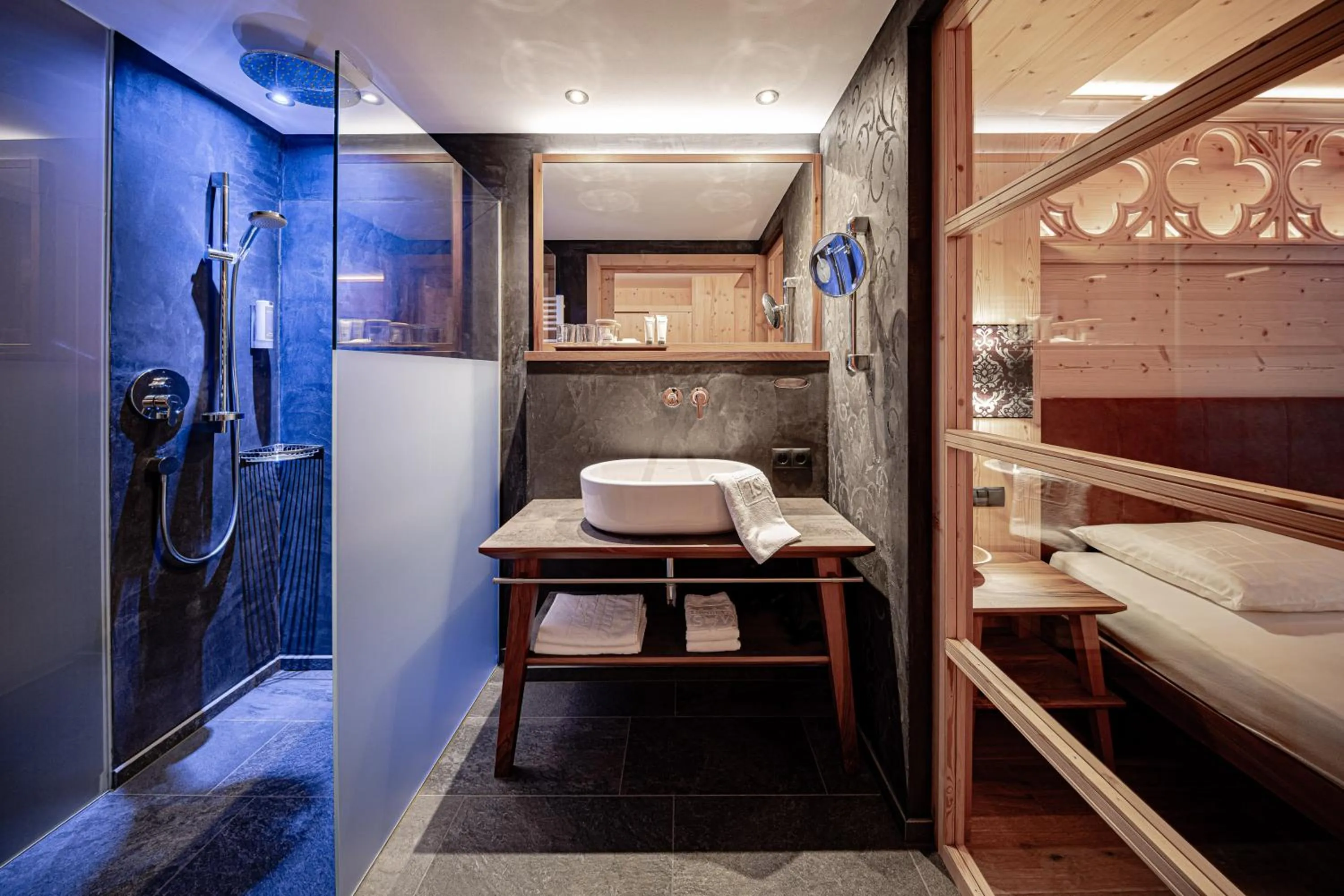 Bathroom, Bed in Hotel Masl