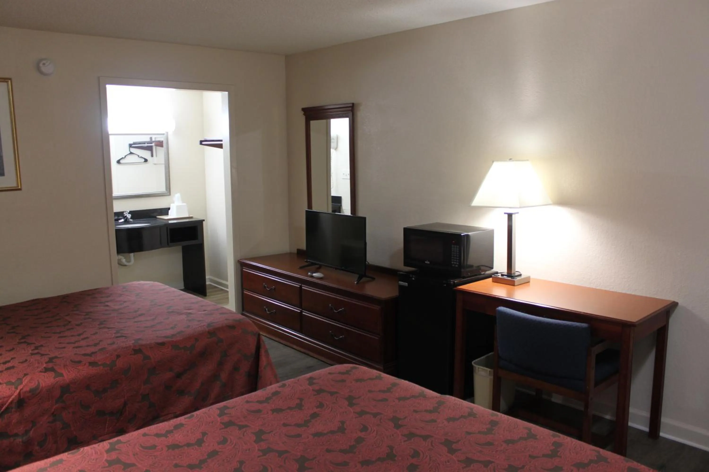 Bed in Travel Inn Buford - Mall of Georgia