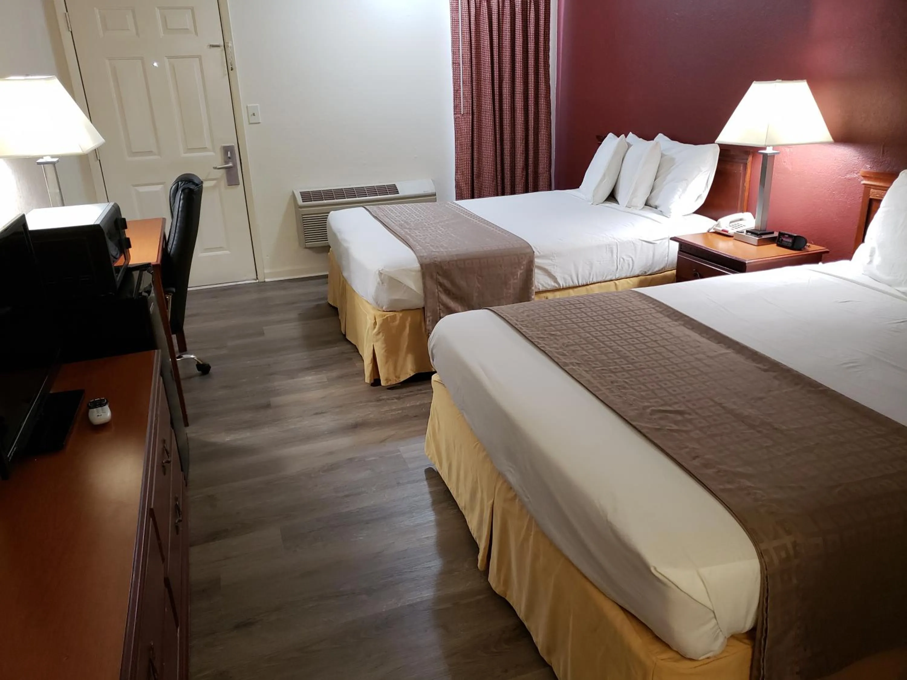 Bed in Travel Inn Buford - Mall of Georgia