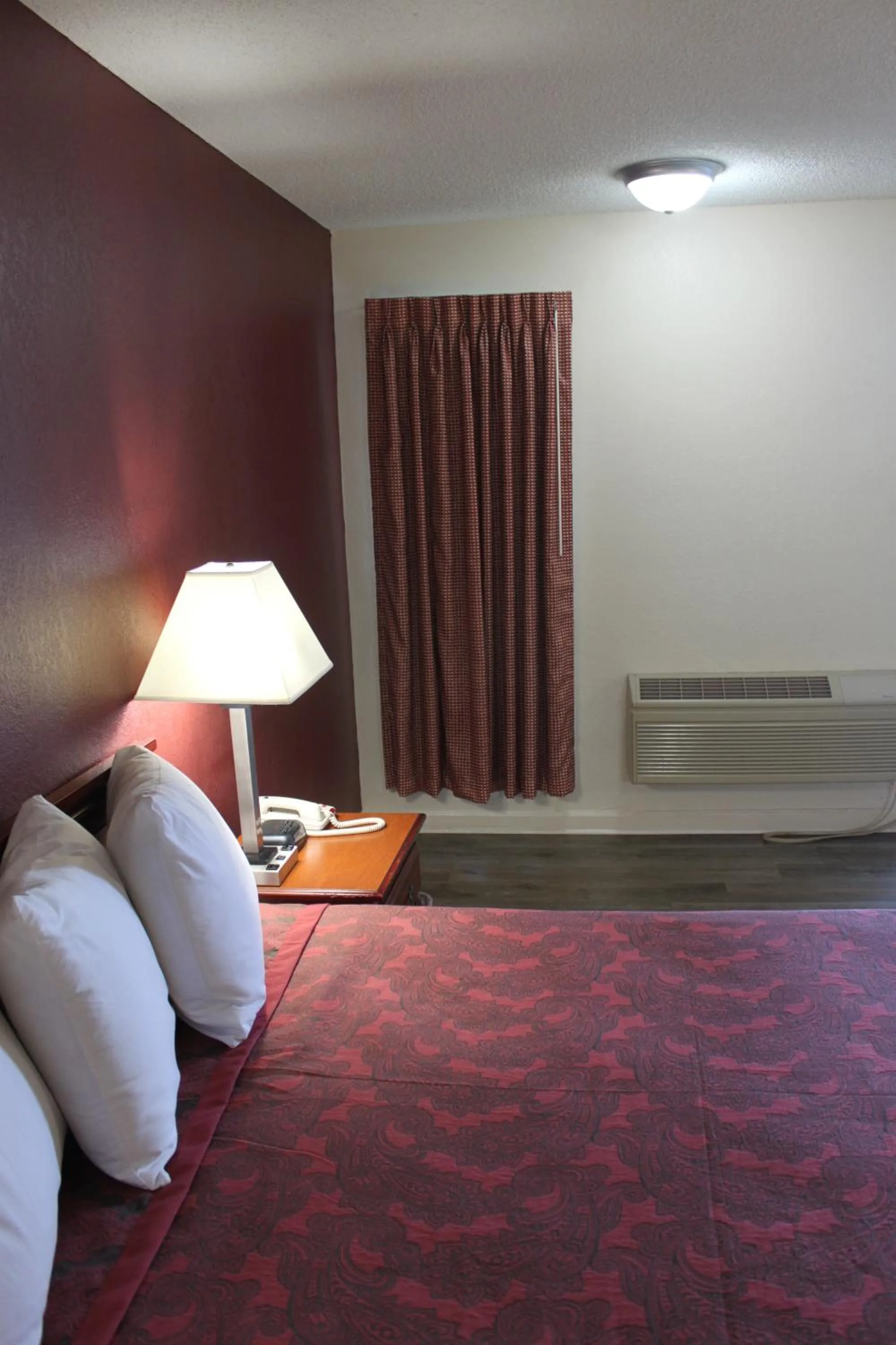 Bed in Travel Inn Buford - Mall of Georgia