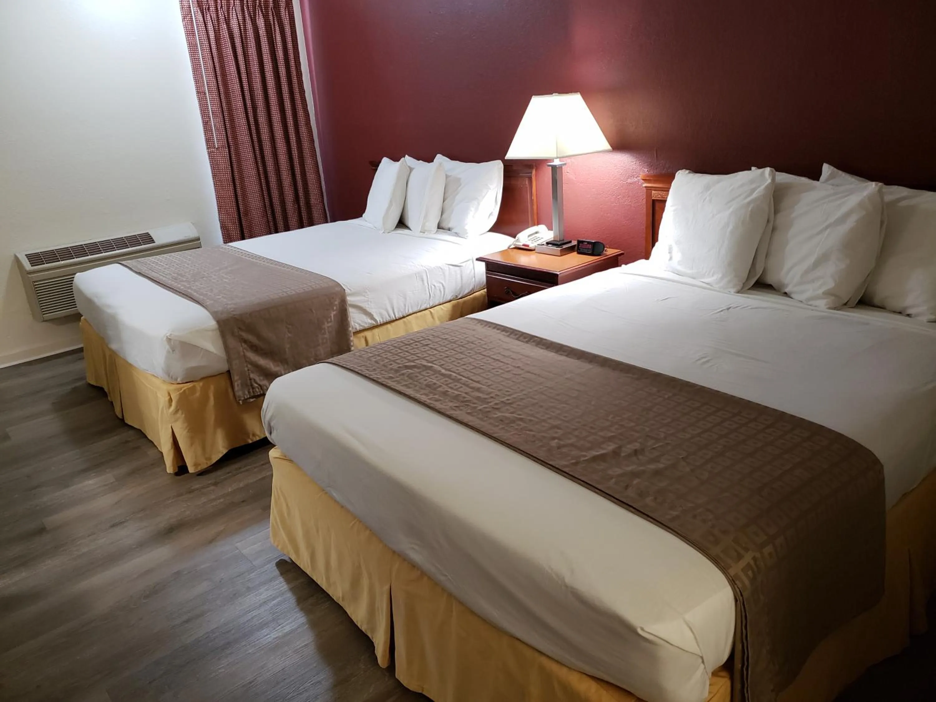 Bed in Travel Inn Buford - Mall of Georgia