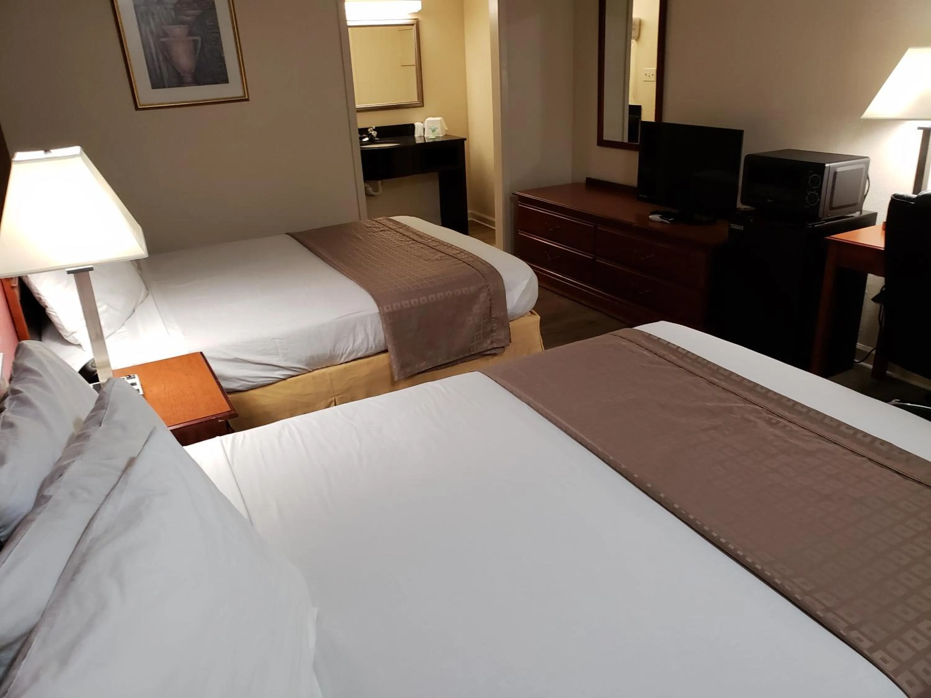 Bed in Travel Inn Buford - Mall of Georgia