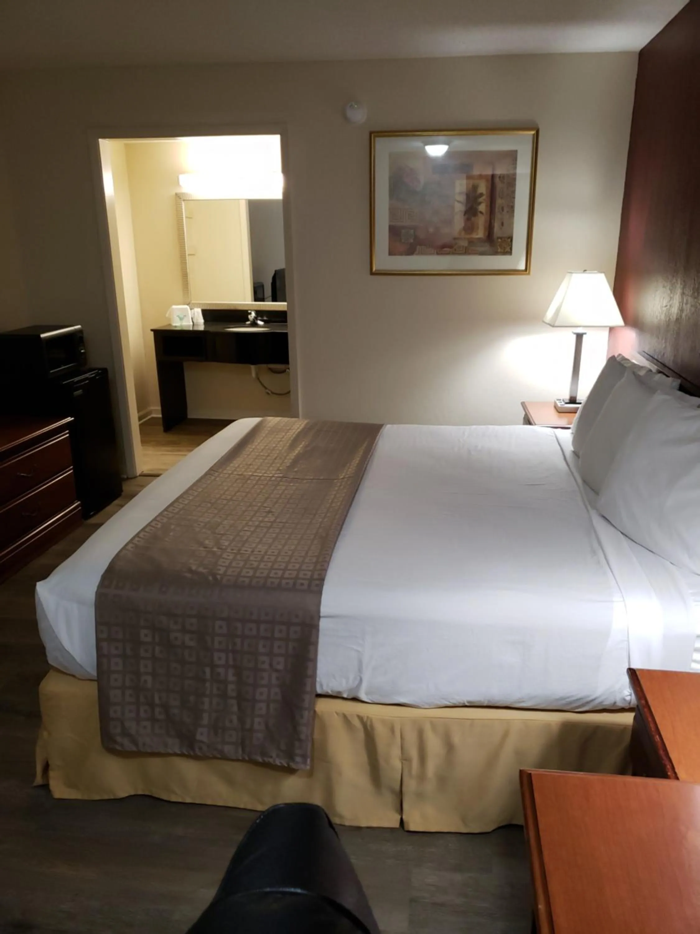 Bed in Travel Inn Buford - Mall of Georgia