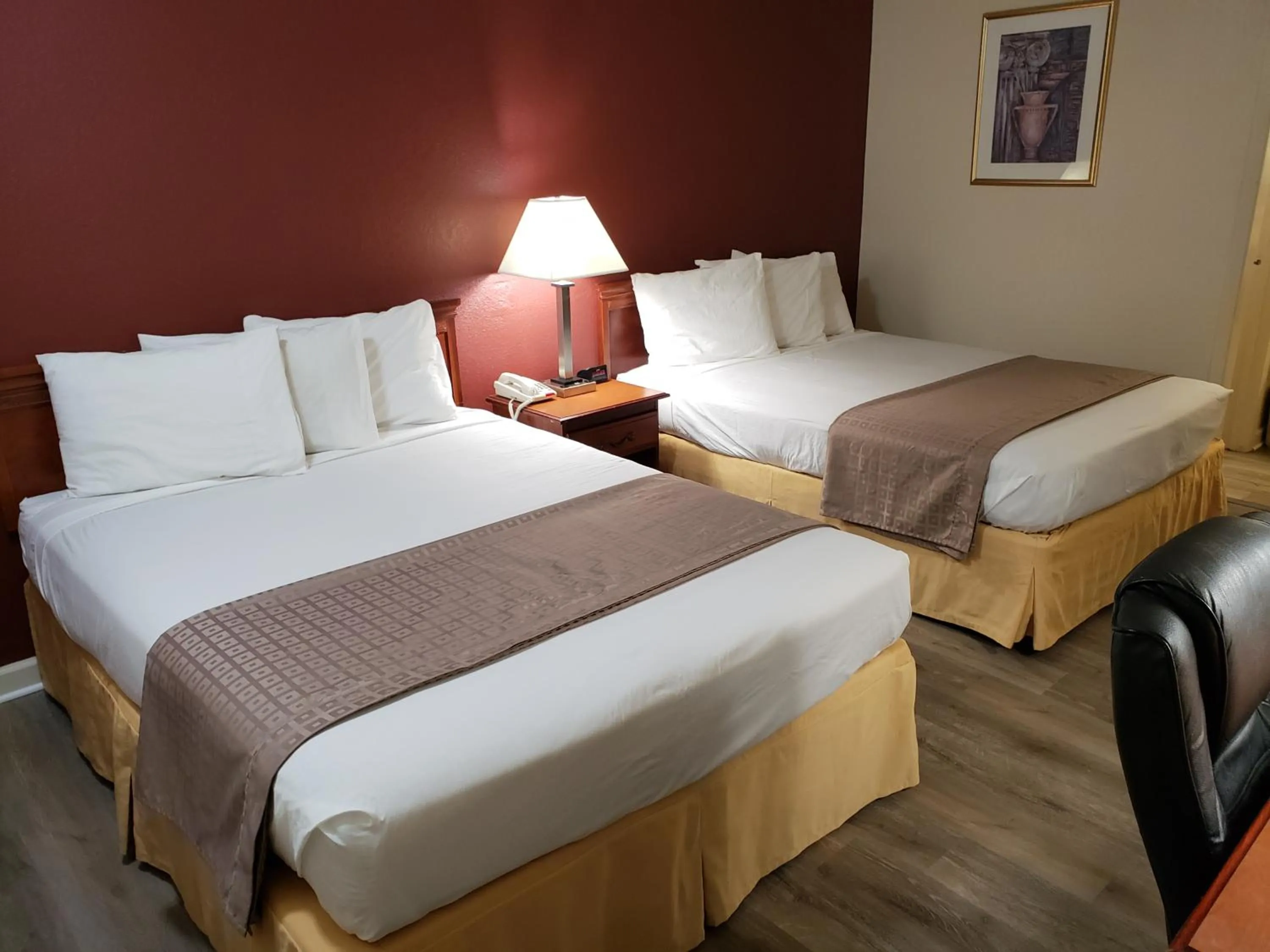 Bed in Travel Inn Buford - Mall of Georgia