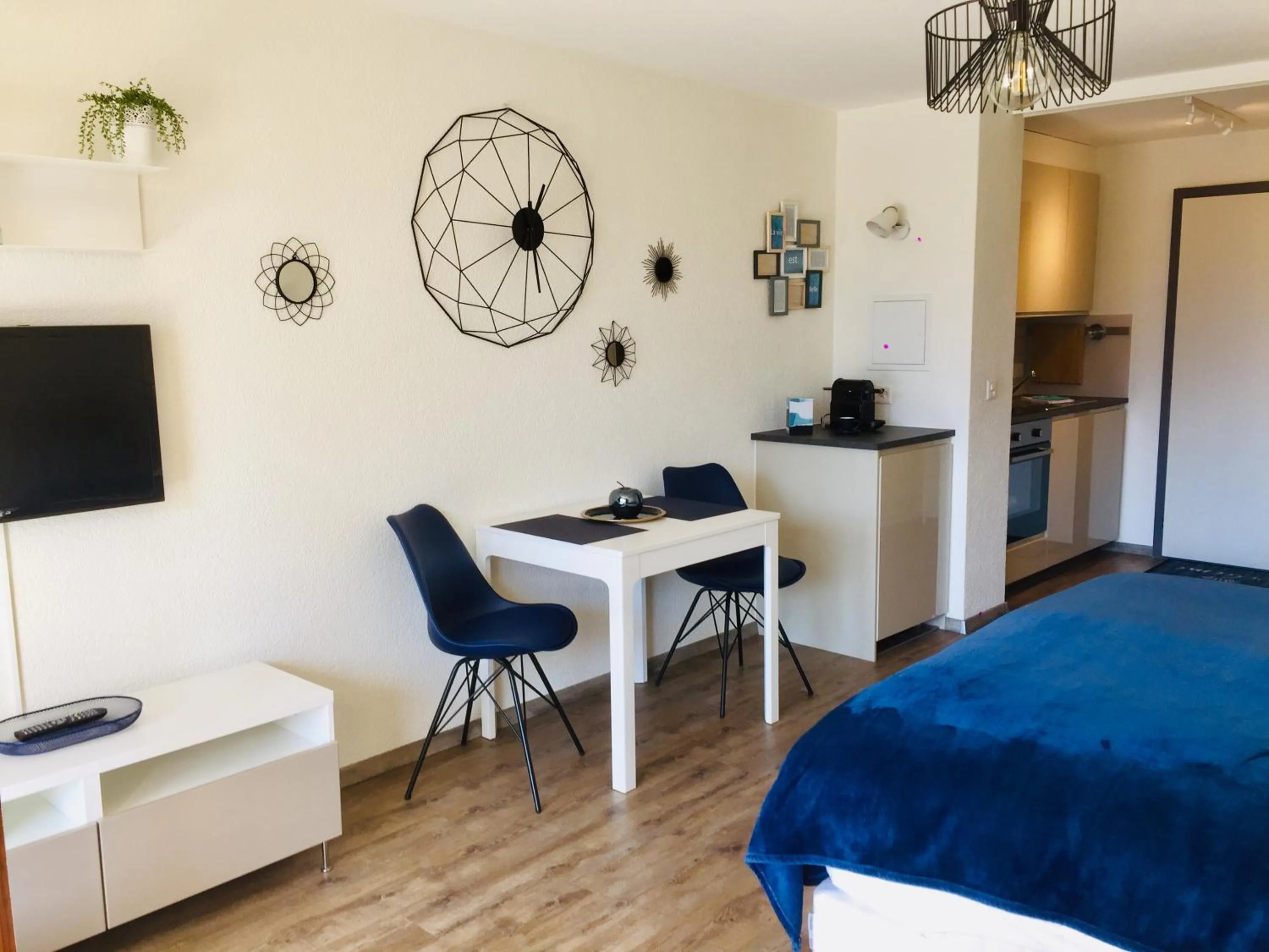 Kitchen or kitchenette, Bed in Saillon Evasion Sarl