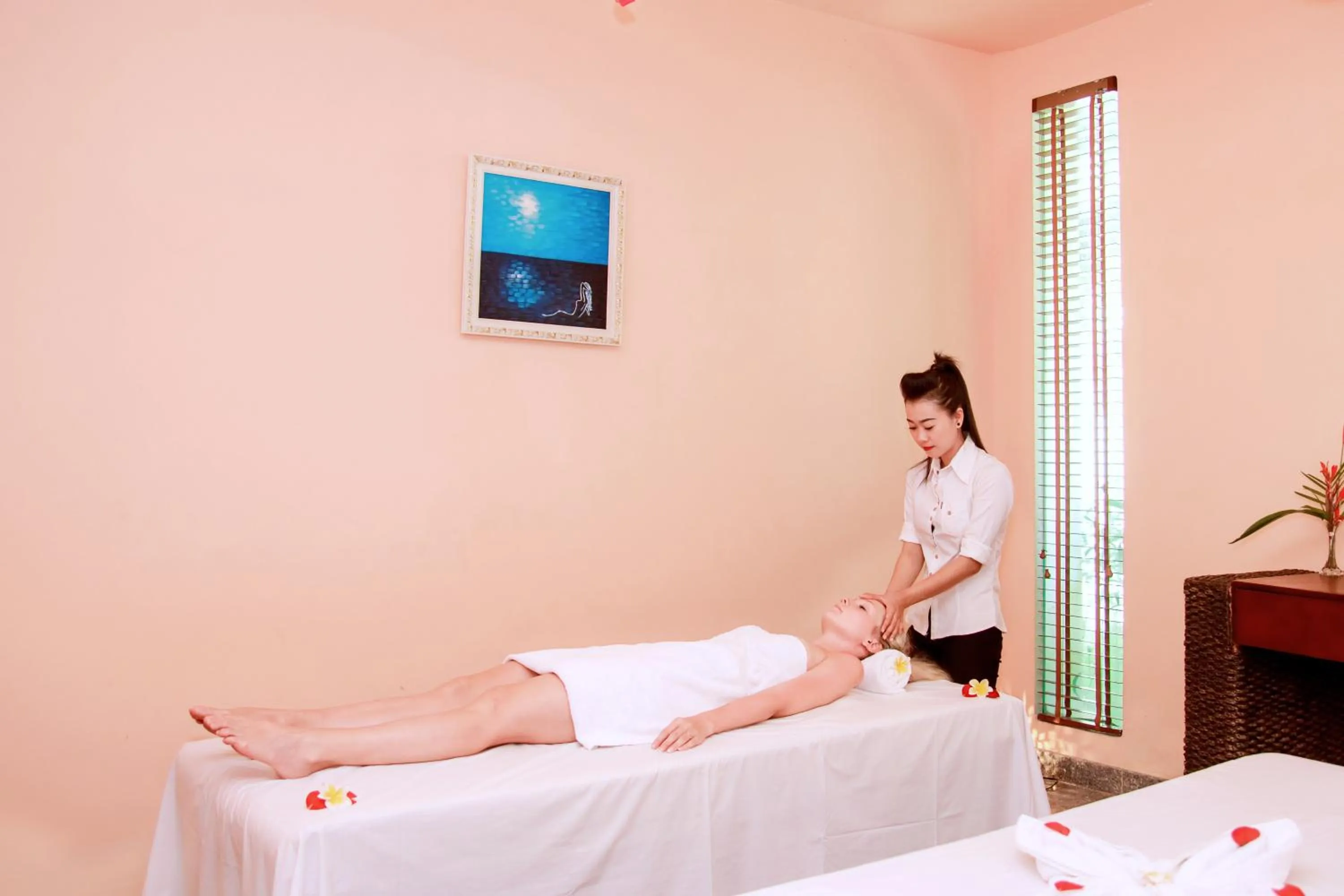 Massage in Villa Del Sol Beach Resort & Spa