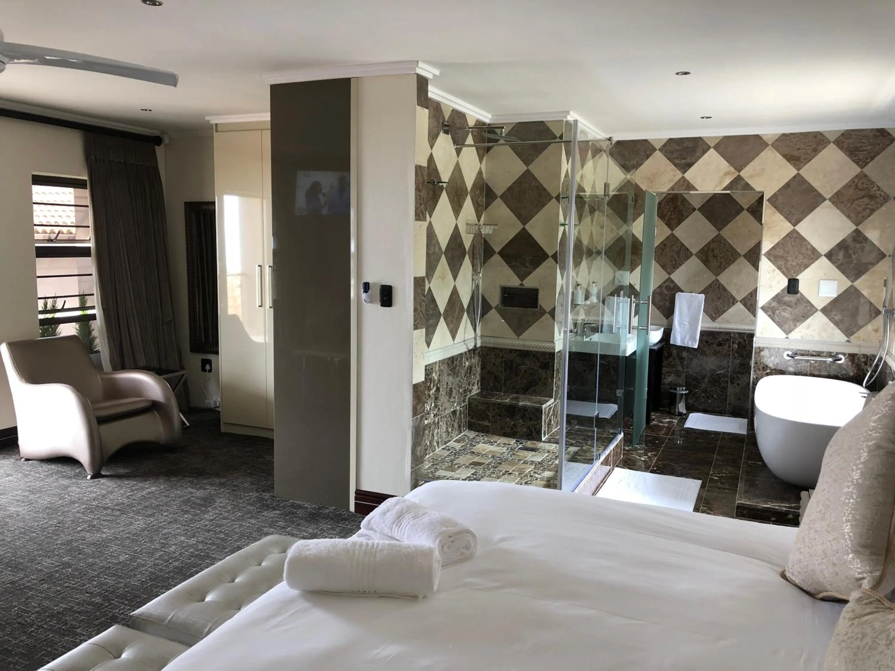 Bathroom in Coral Beach Bed & Breakfast