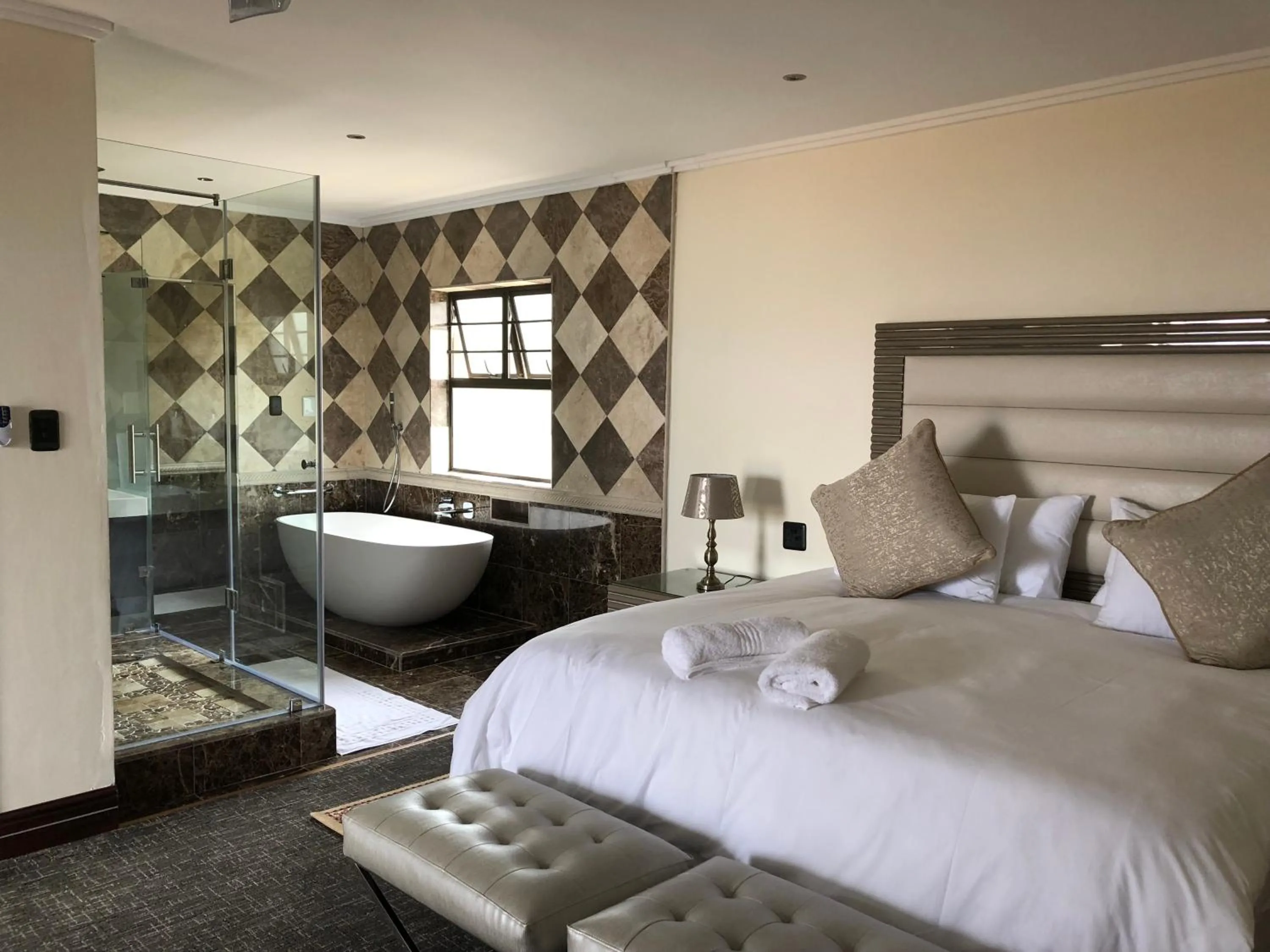 Bathroom in Coral Beach Bed & Breakfast