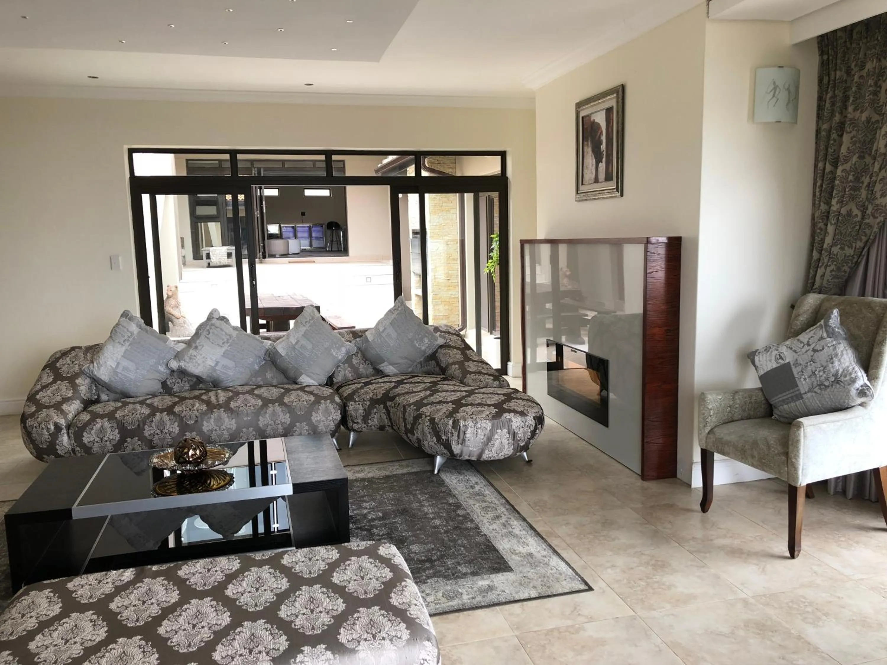 Communal lounge/ TV room in Coral Beach Bed & Breakfast